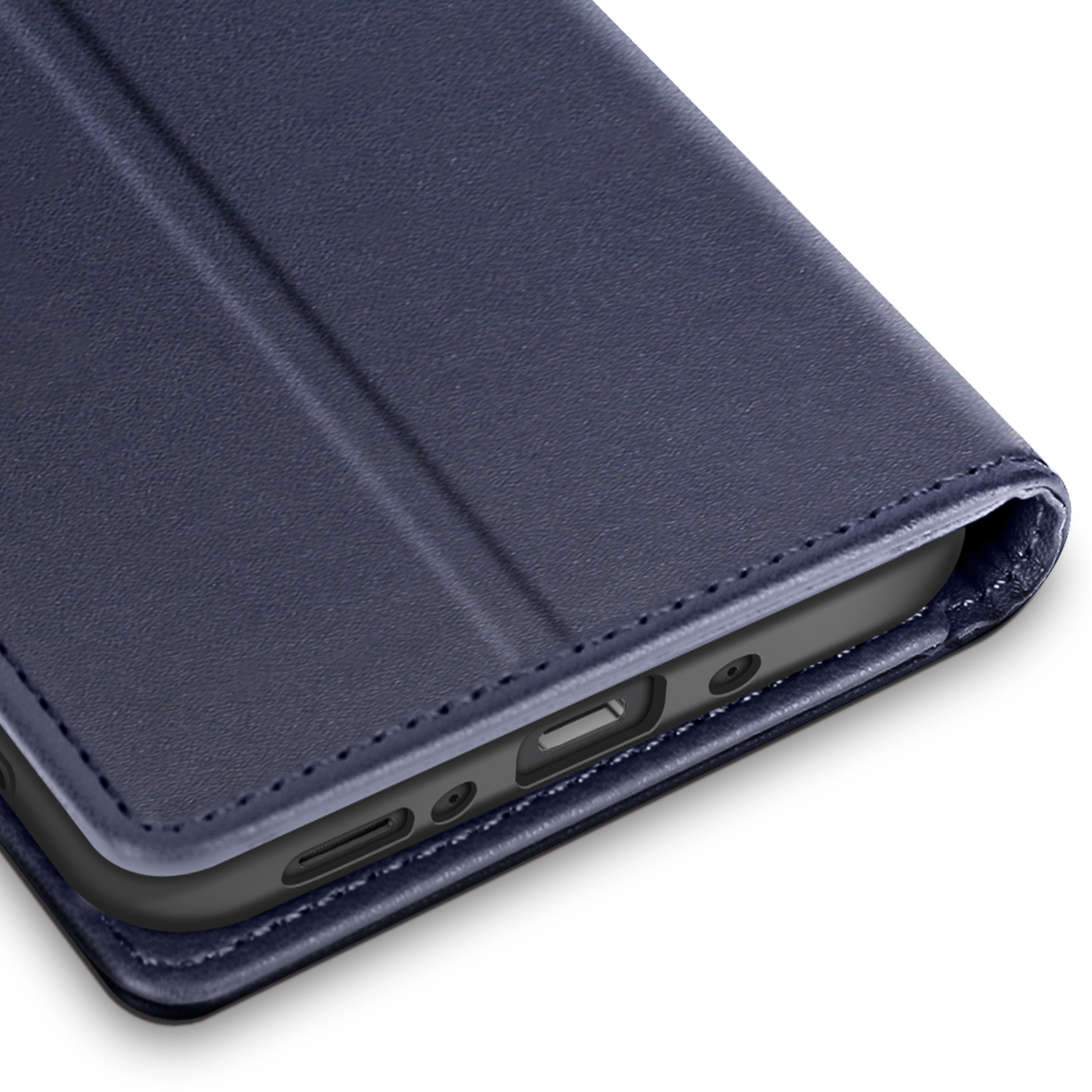 Gros plan sur un étui de téléphone bleu foncé. L'étui est ouvert, montrant les ports et les boutons du téléphone.