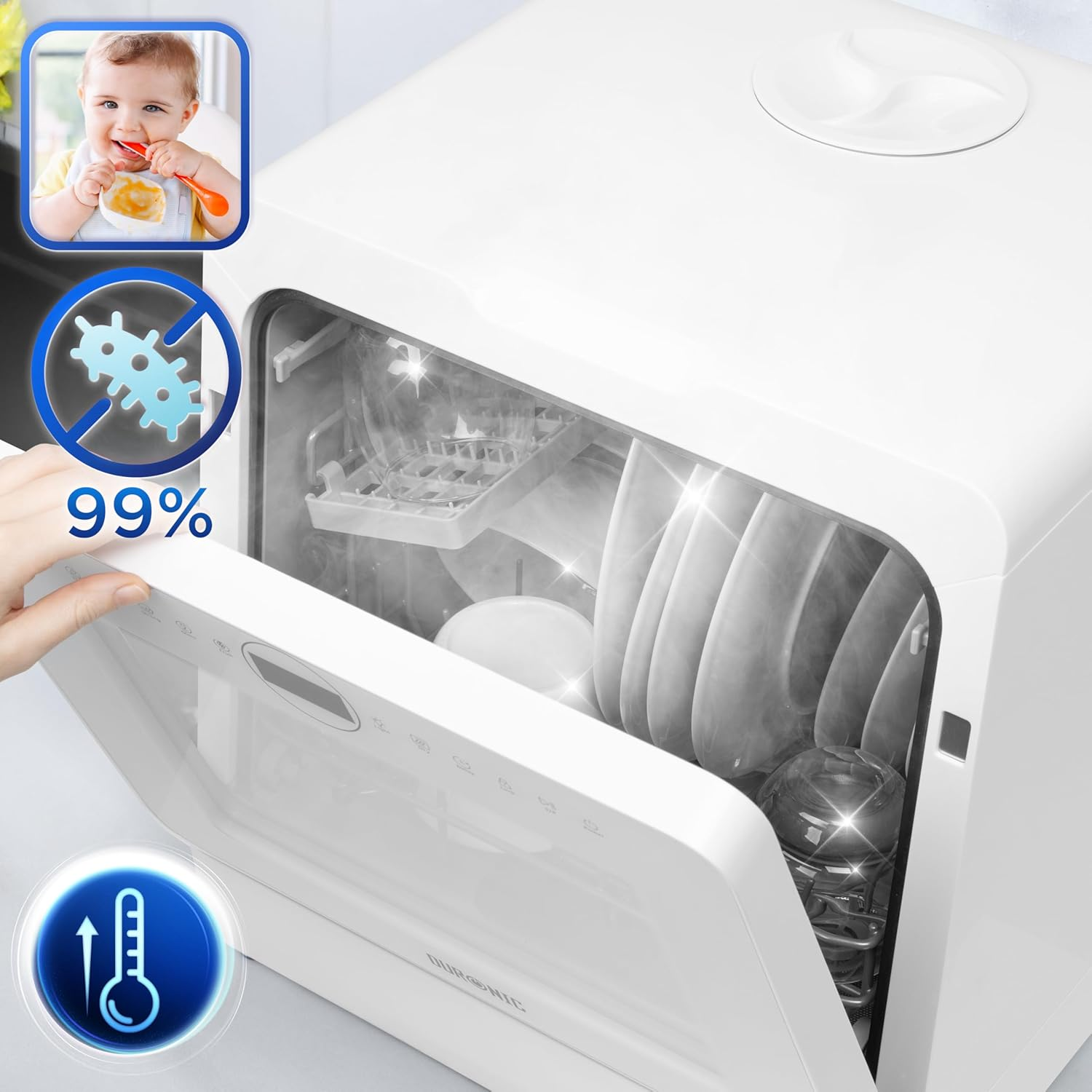 Ein weißer Geschirrspüler mit offener Tür. Innen befinden sich Teller und ein Glas. Symbole zeigen 99% Bakterienentfernung und Baby beim Essen.