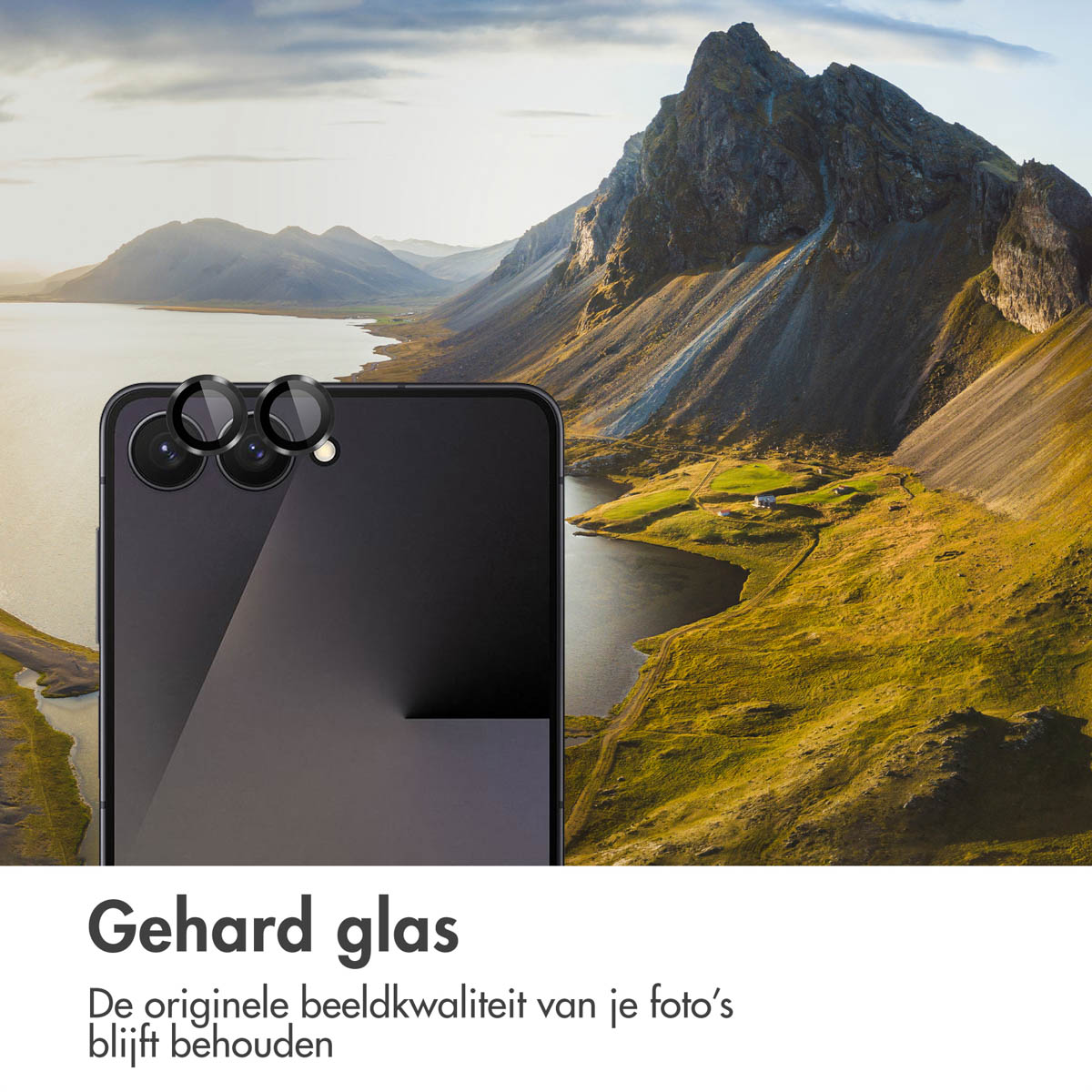 Een telefoon met lensbeschermers voor een berglandschap. De telefoon is zwart en de achtergrond toont een meer en bergen.