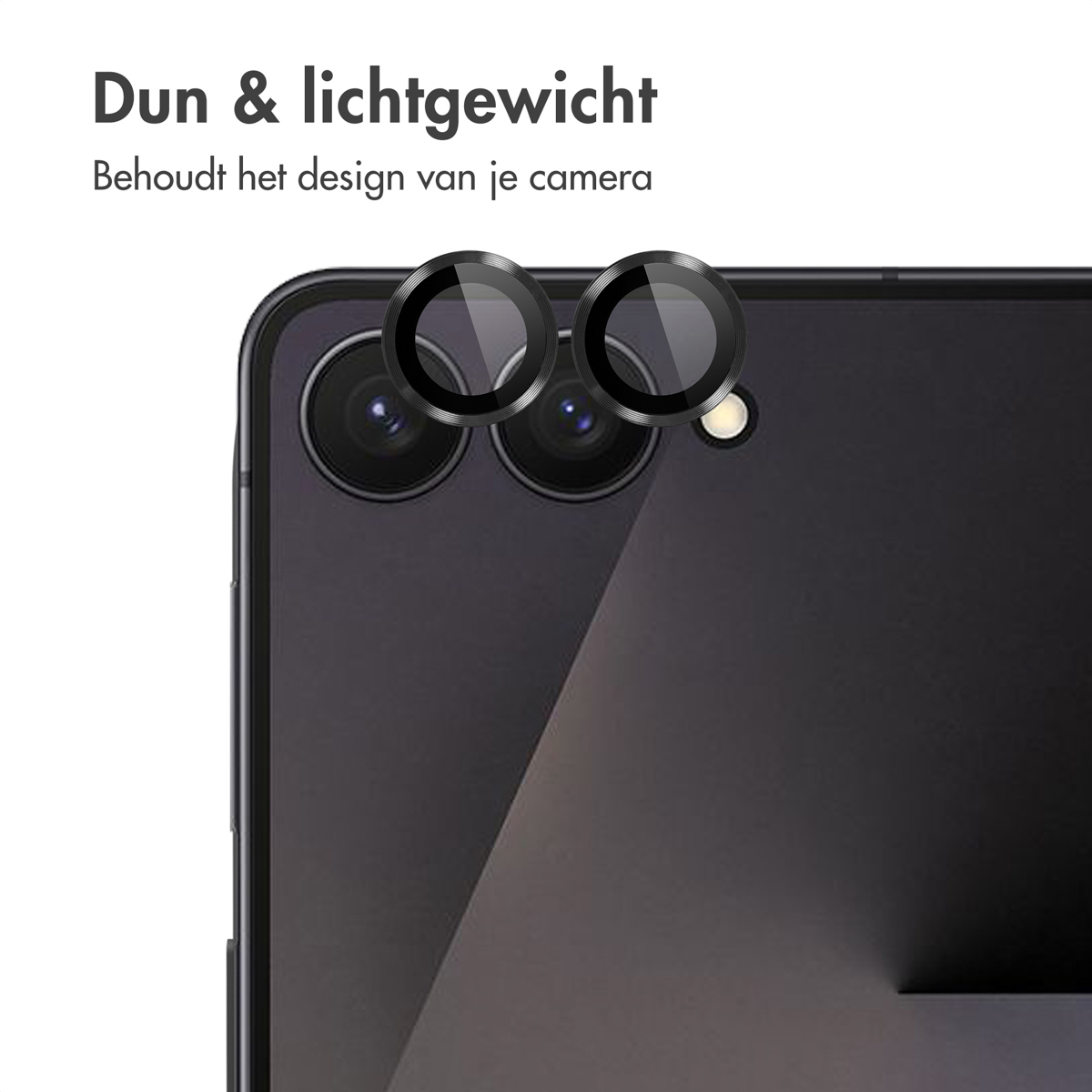 Een close-up van de cameralenzen van een telefoon. Drie cirkelvormige lenzen met een beschermhoes. Zwarte telefoonbody, witte achtergrond.