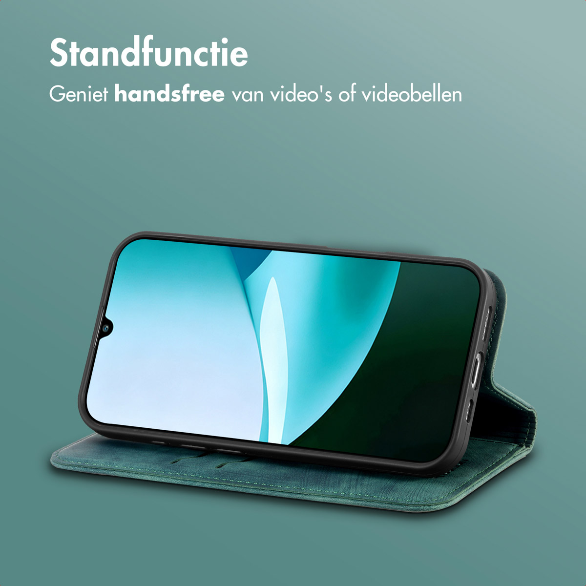 Een smartphone in een hoesje staat rechtop. De achtergrond is blauwgroen, met tekst bovenaan.