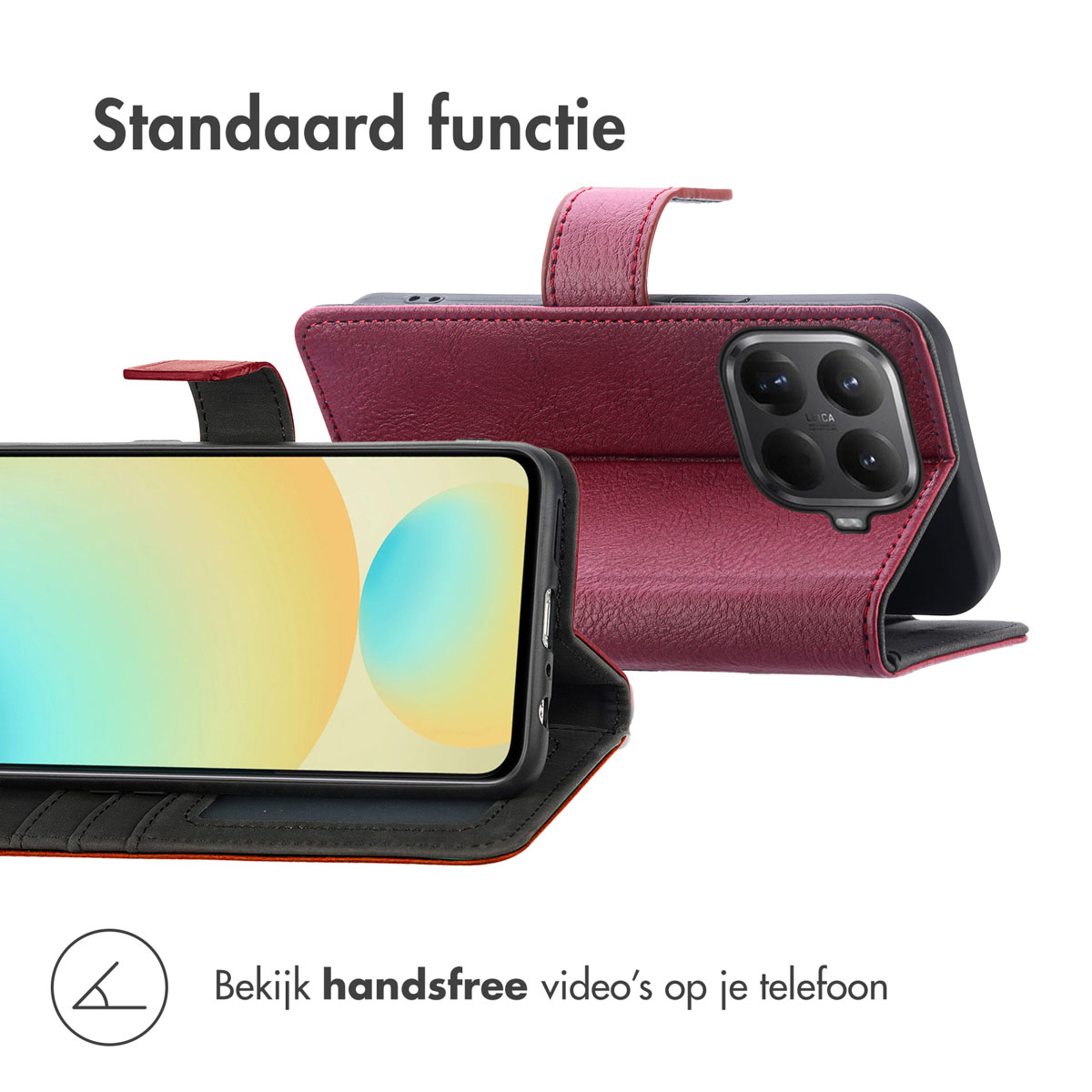 Een telefoon in een rode leren hoes. De hoes heeft een standfunctie. Het telefoonscherm is zichtbaar en de hoes heeft een handriem.