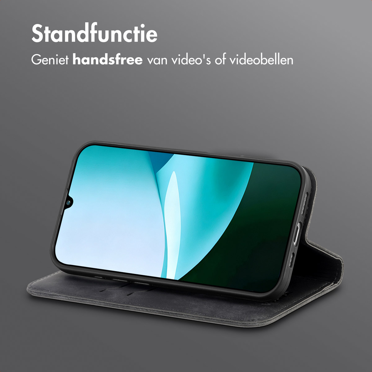 Een smartphone in een zwarte hoes wordt open weergegeven, met een scherm met een lichtblauw en wit abstract ontwerp, op een grijs oppervlak.