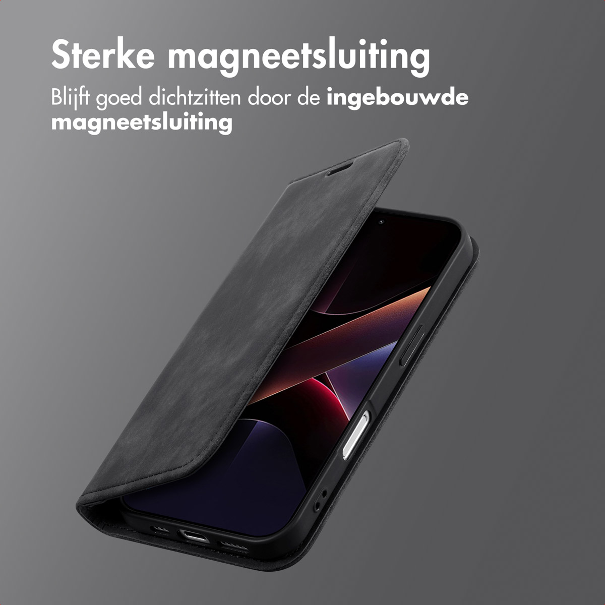 Un étui de téléphone noir avec un rabat. Le téléphone est visible. Le texte néerlandais dit 'Fermeture magnétique forte'.
