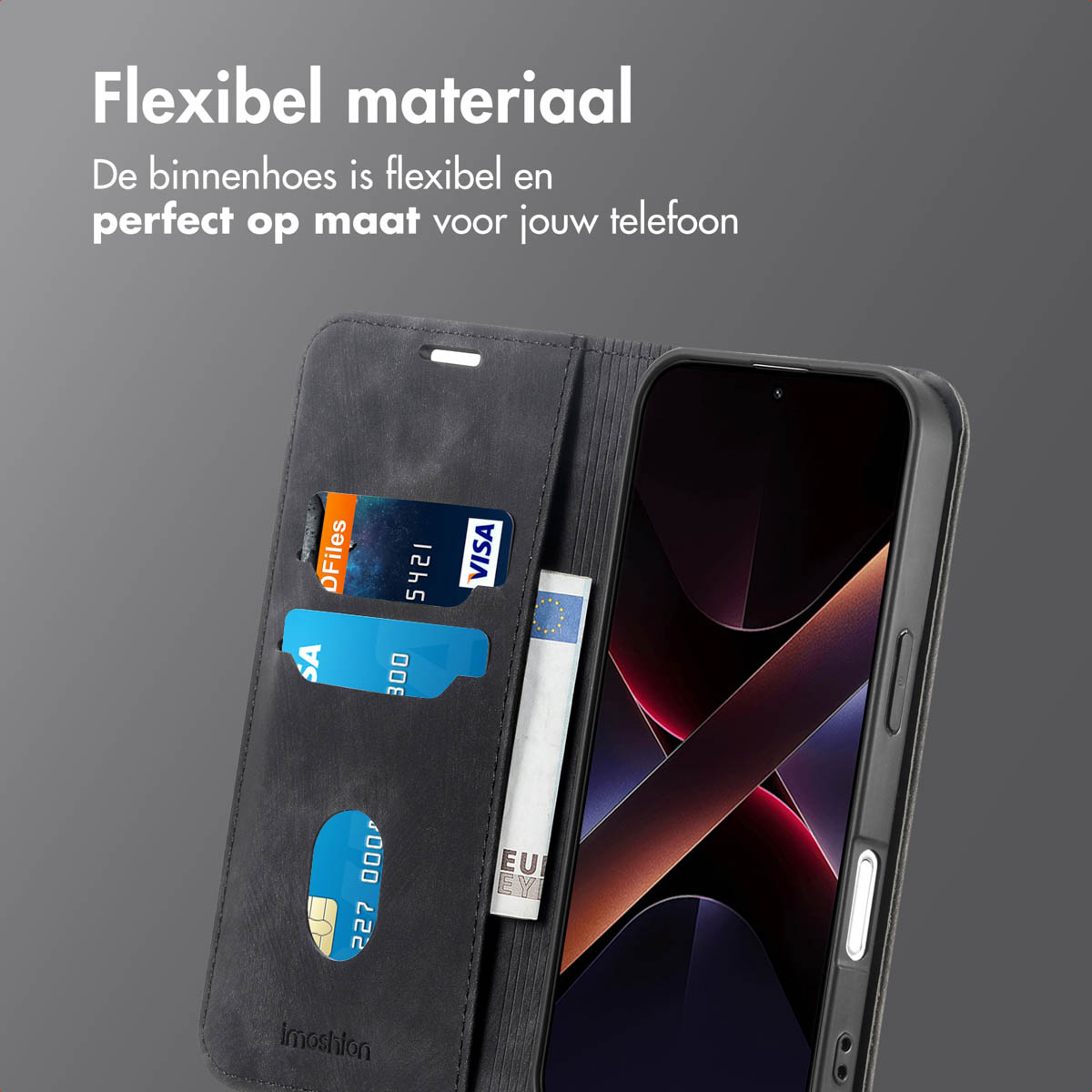 Un étui de téléphone avec des cartes et de l'argent à l'intérieur. Étui noir avec un téléphone. Cartes : Visa, SA et carte de crédit. Le fond est gris.