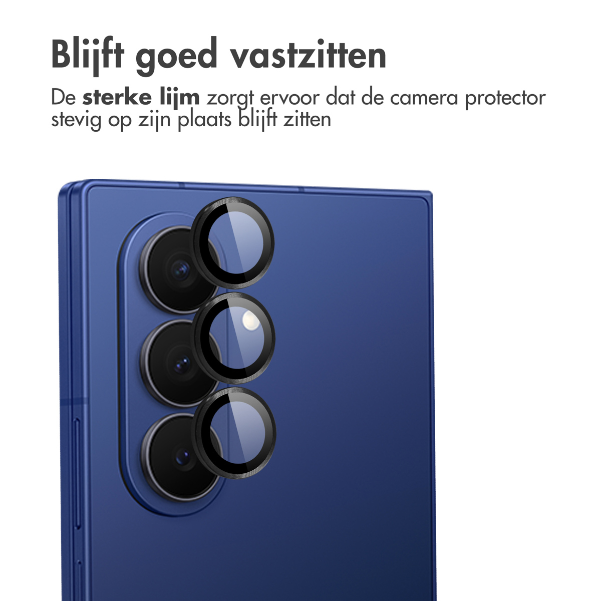 Een close-up van een blauwe telefoon met camerabeschermers. Nederlandse tekst: 'Blijft zitten'. De beschermer is zwart en glanzend.