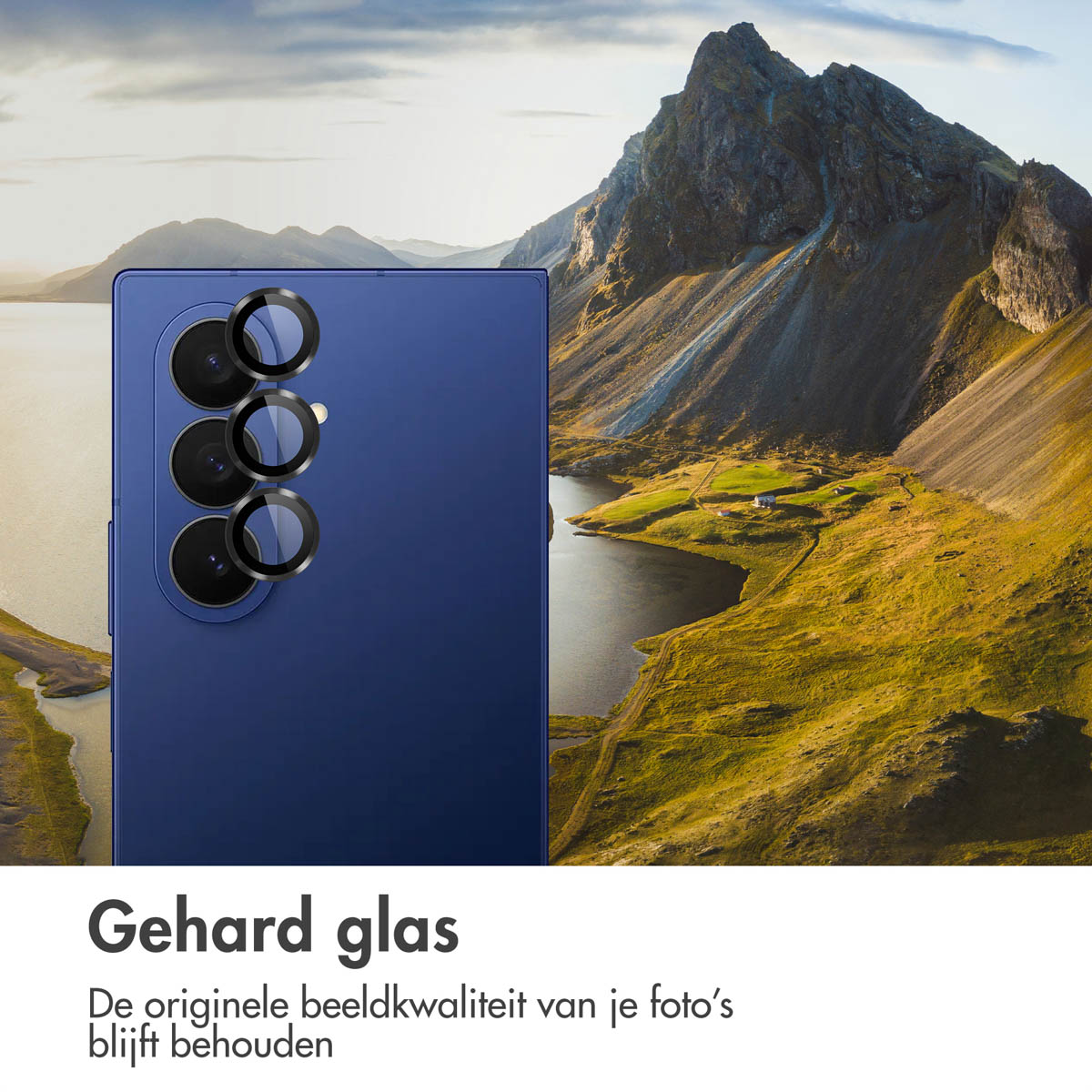 Een blauwe smartphone met cameralenzen voor een berglandschap met een meer. De lenzen zijn scherp.
