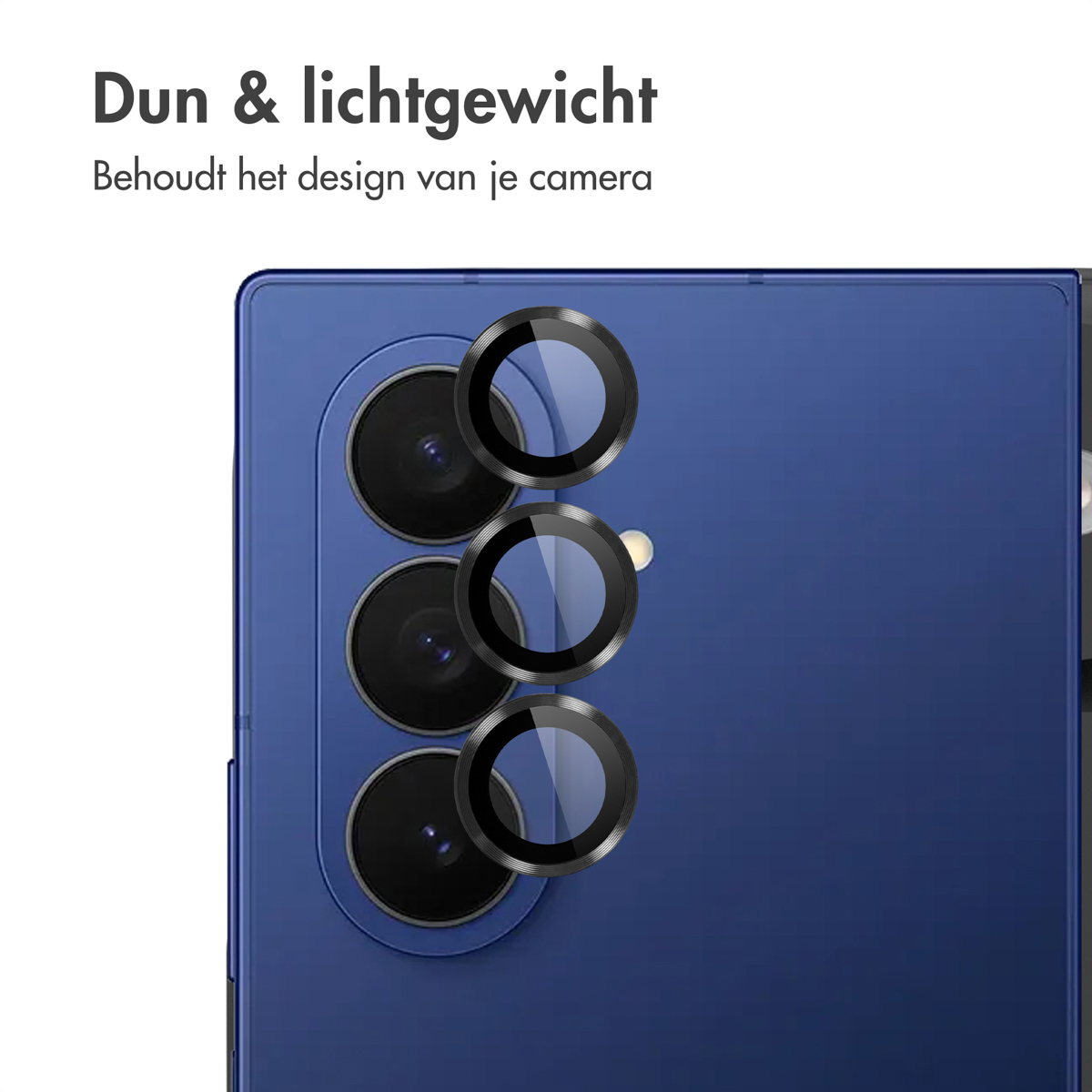Een close-up van een blauwe telefoon met zwarte cameralensbeschermers. Tekst bovenaan zegt 'Dun & lichtgewicht'.