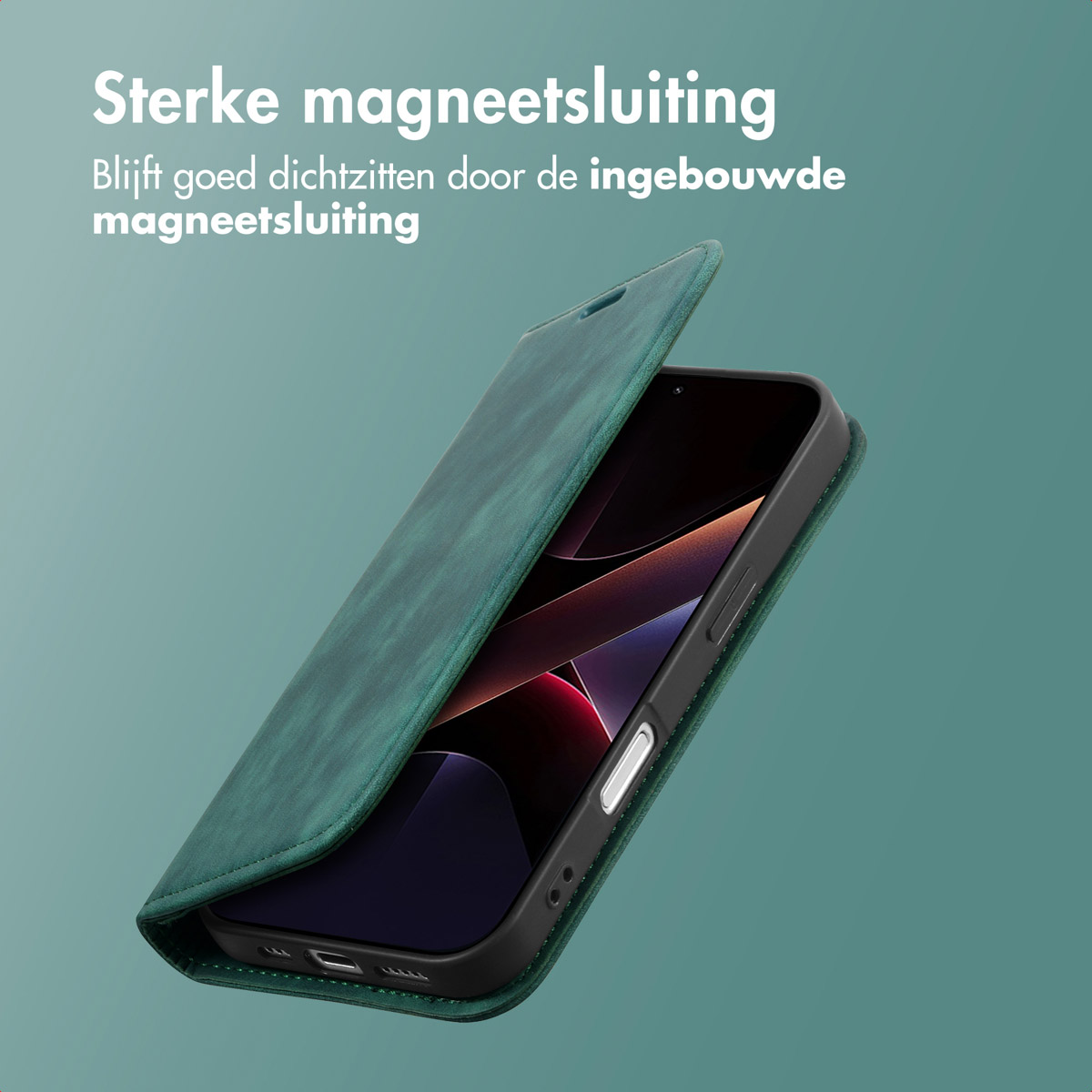 Een groene telefoonhoes met magnetische sluiting wordt gedeeltelijk geopend getoond, waarbij het telefoonscherm zichtbaar wordt. Nederlandse tekst is zichtbaar.