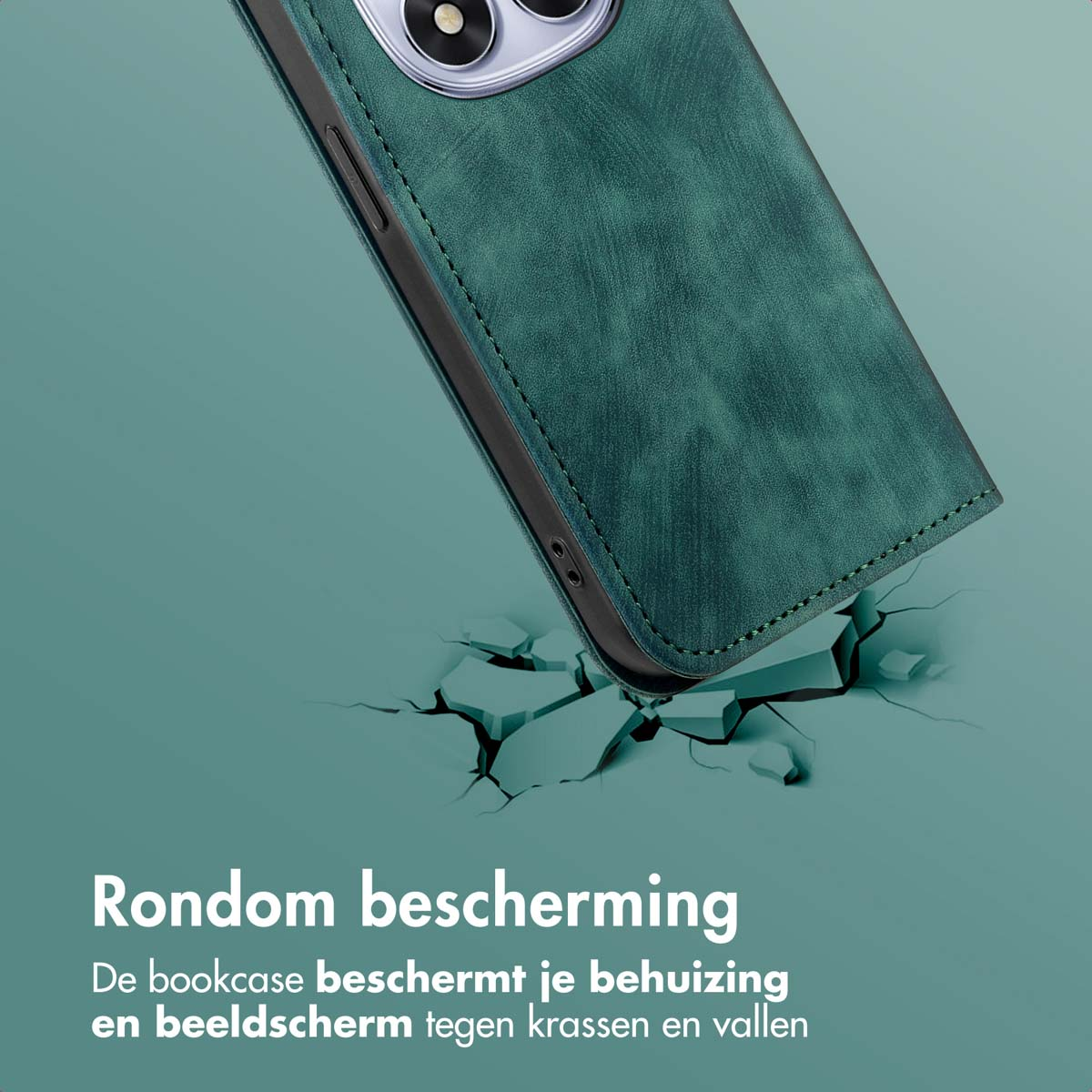 Een groene telefoonhoes met camera wordt getoond, tegen een blauwgroene achtergrond. De hoes lijkt van leer te zijn, met stikseldetails.
