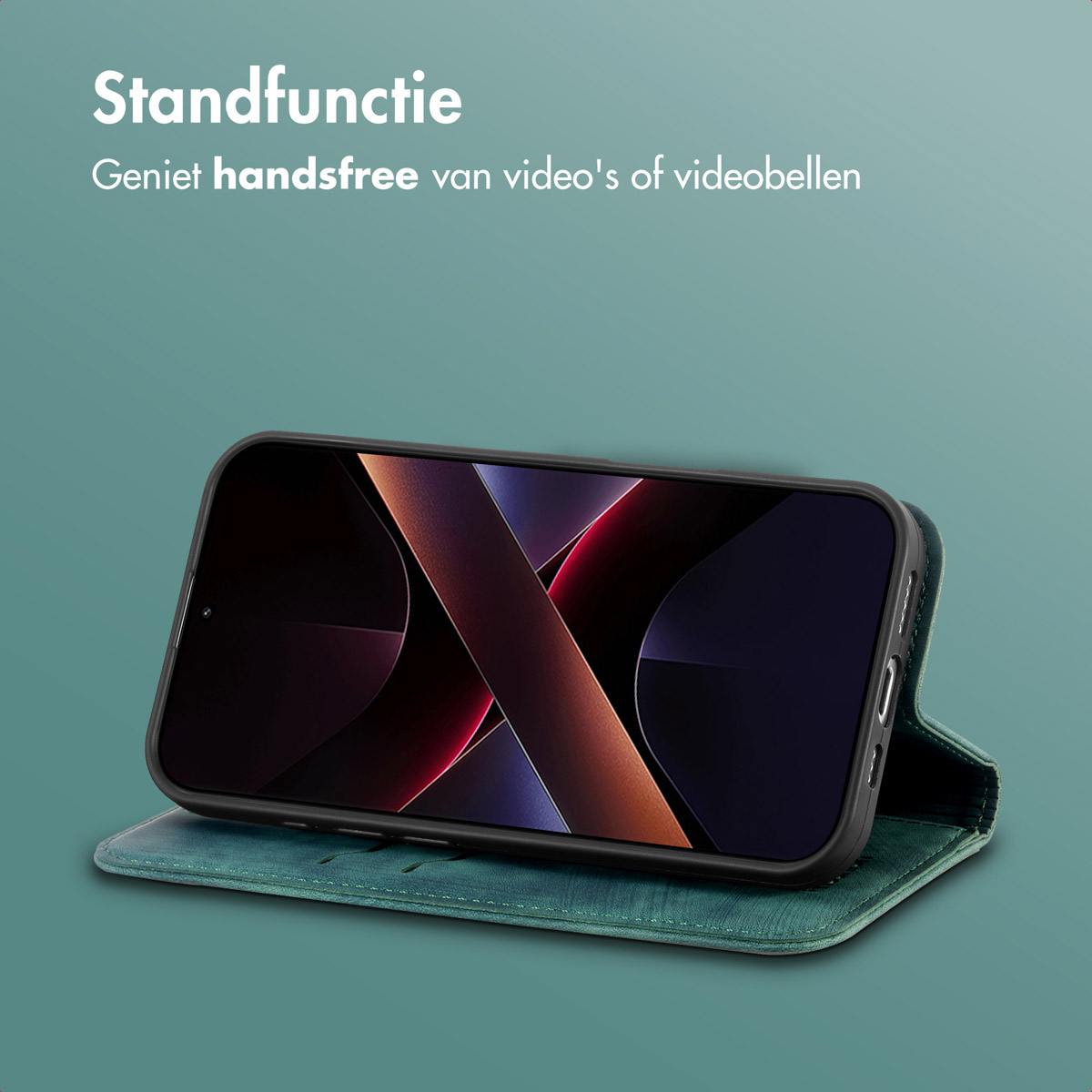 Een telefoon in een groene hoes, onder een hoek getoond. Het scherm toont een rood en zwart ontwerp tegen een blauwgroene achtergrond.