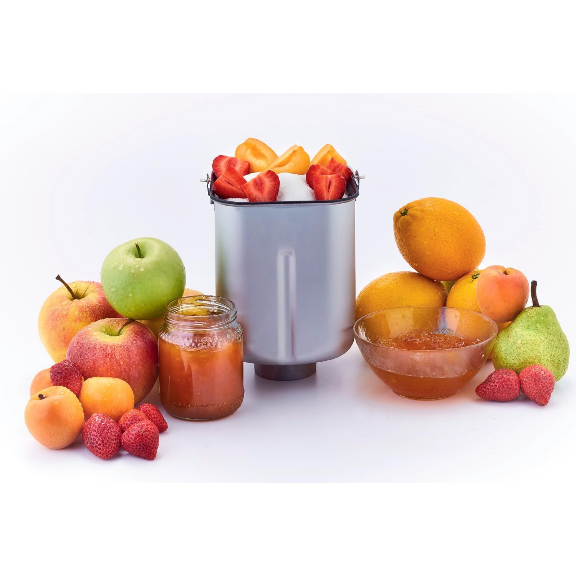 Eine Brotbackmaschine mit Früchten, umgeben von Äpfeln, Orangen, Erdbeeren, Aprikosen und einem Glas und einer Schale Marmelade.