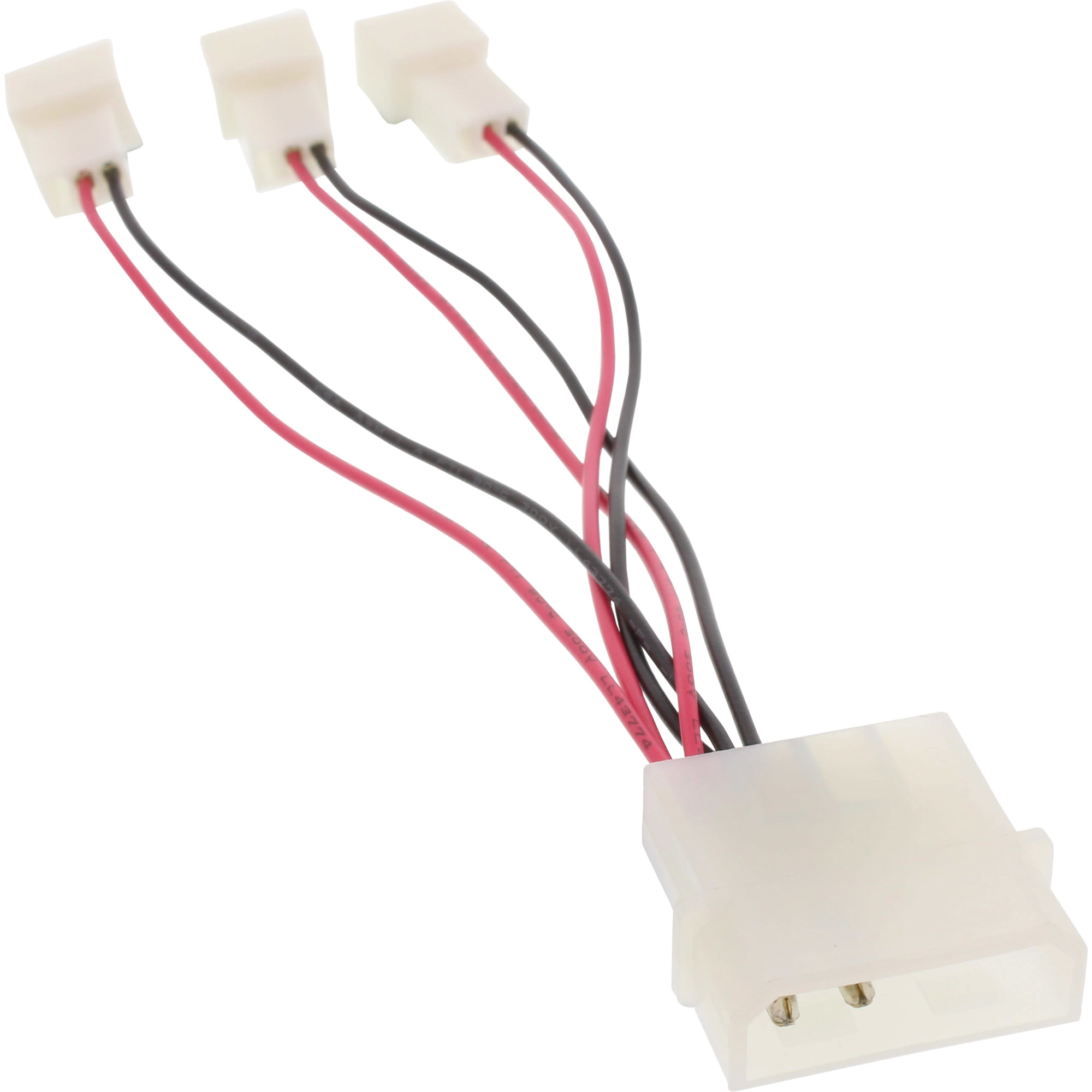 Weißer elektrischer Stecker mit drei kleineren Steckern und schwarzen und roten Drähten, die sich auf weißem Hintergrund erstrecken.
