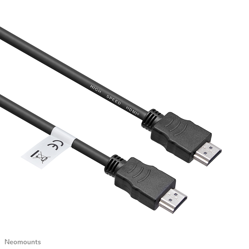 Deux câbles HDMI noirs avec connecteurs. L'un a une étiquette avec des symboles. Fond blanc. High Speed HDMI est écrit dessus.