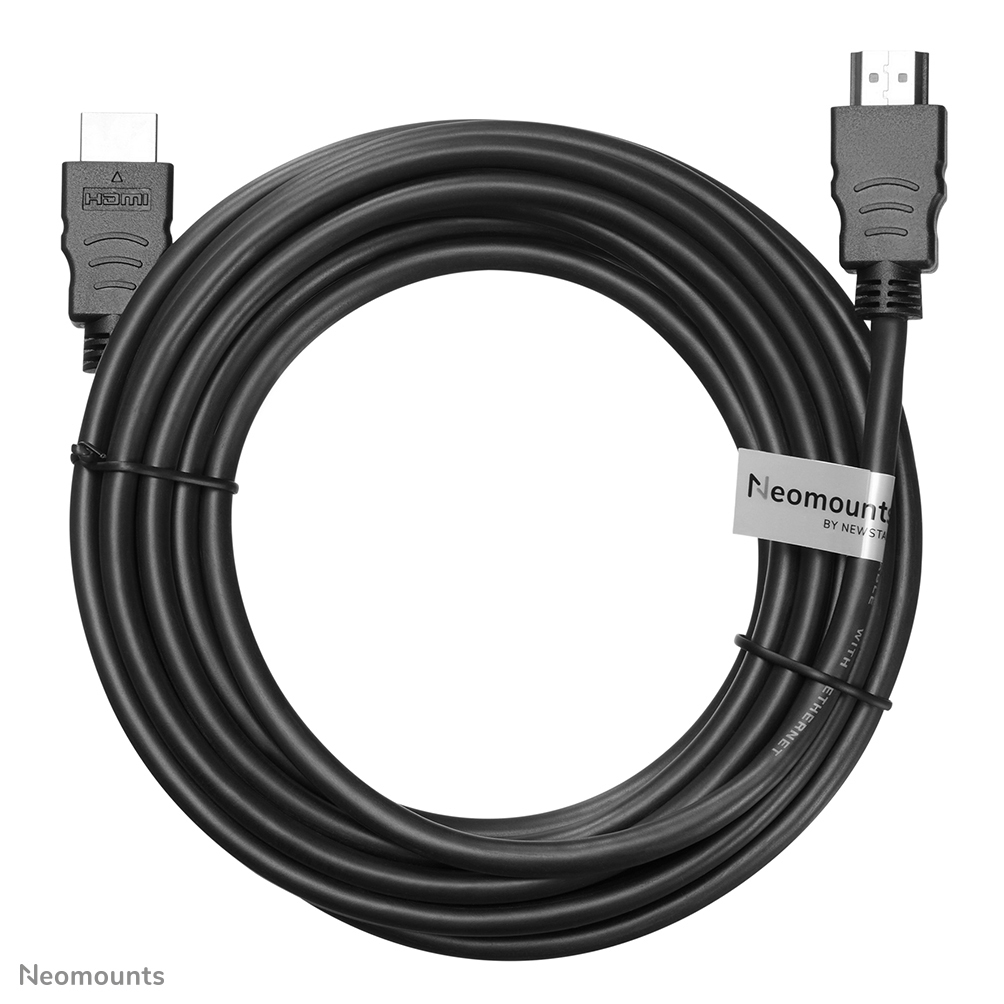 Un câble HDMI noir enroulé en cercle, avec des connecteurs aux deux extrémités. Une étiquette indique "Neomounts".