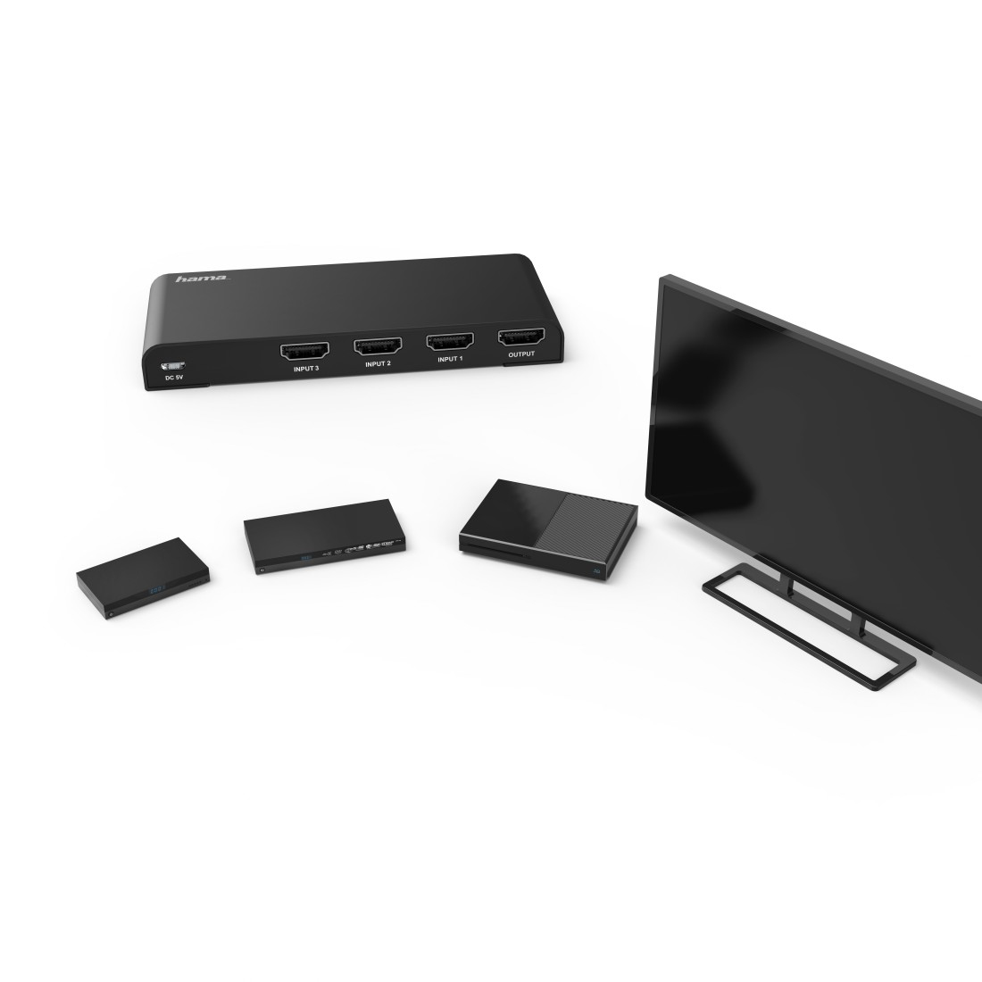 Interruptor y dispositivos HDMI negros dispuestos con un televisor sobre un fondo blanco. El interruptor HDMI tiene puertos INPUT y OUTPUT.
