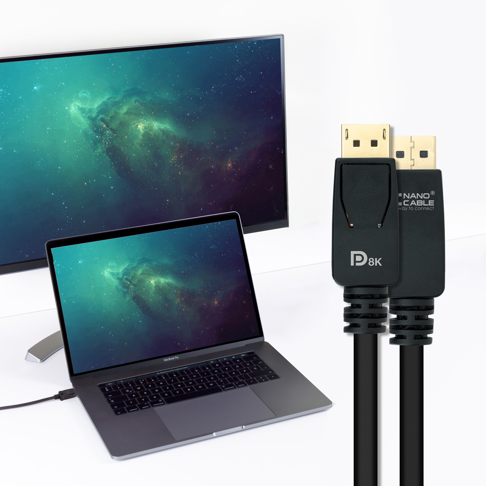 Ein Laptop und ein Monitor zeigen ein Nebelbild, verbunden durch ein schwarzes Kabel. Kabel im Vordergrund.
