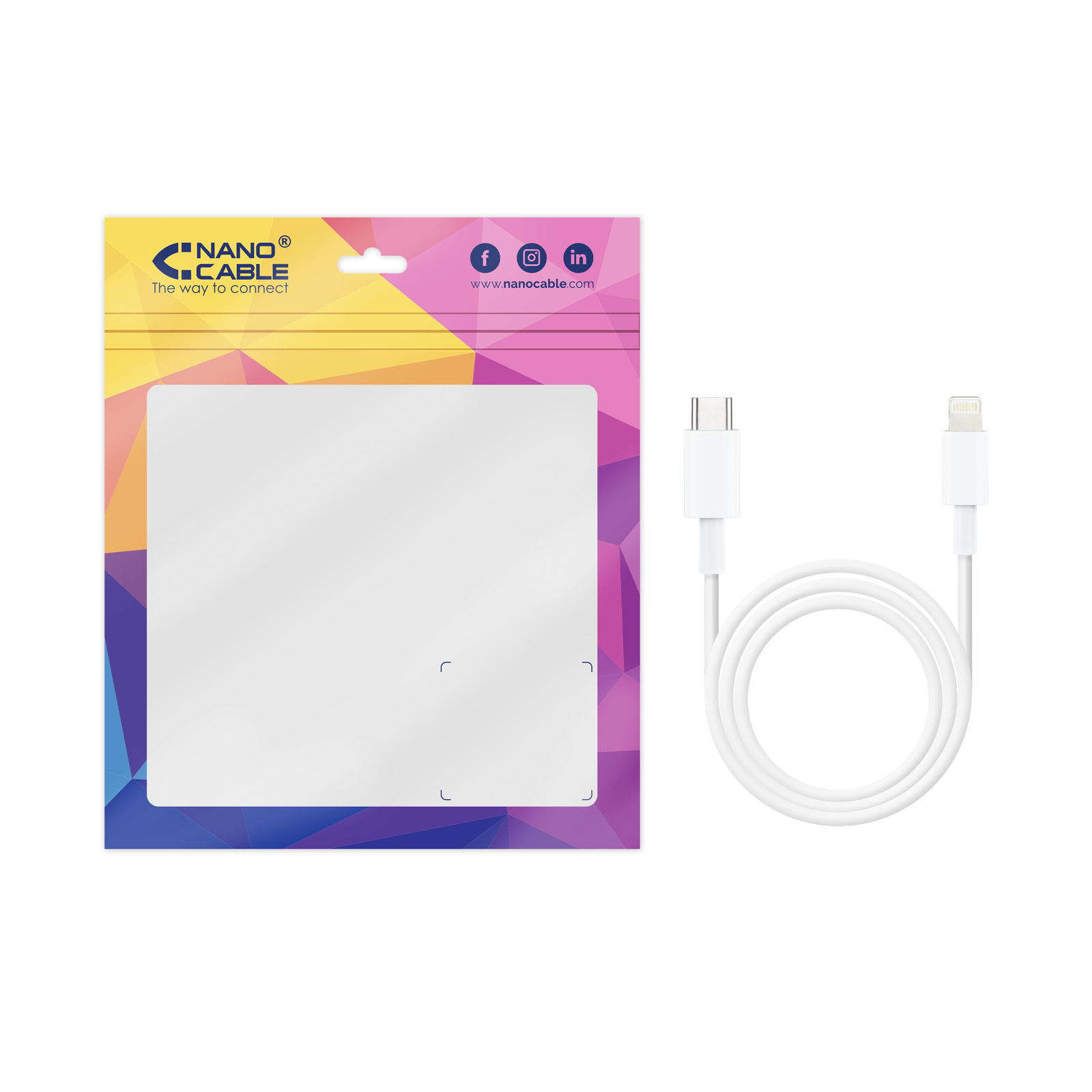 Un cable blanco USB-C a Lightning junto a un paquete de Nano Cable. El paquete está sellado y tiene un diseño colorido.