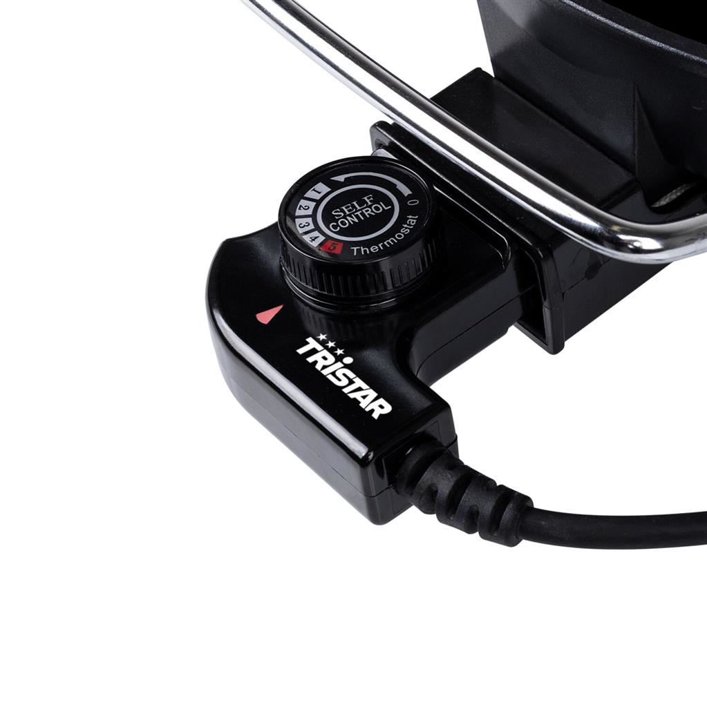 Close-up van het bedieningspaneel van een zwarte Tristar elektrische grill. Inclusief een thermostaatknop, een metalen handvat en een netsnoer.