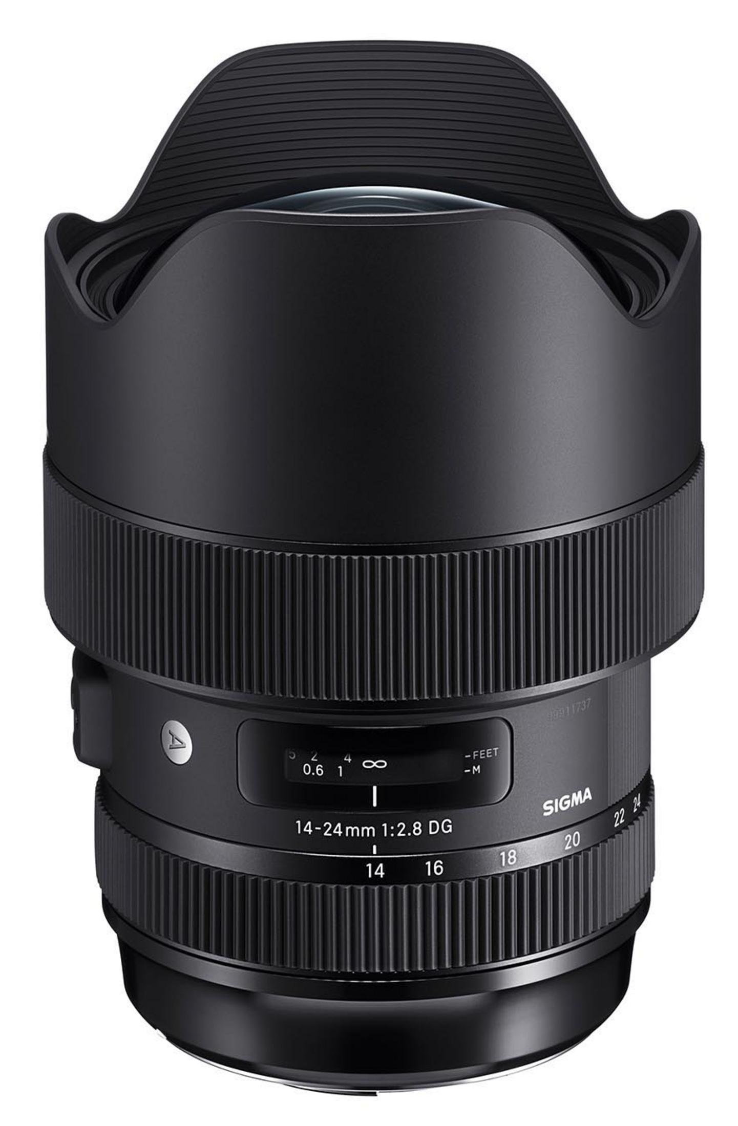 Un objetivo Sigma 14-24mm f/2.8 DG negro, con anillo de enfoque estriado y parasol. Tiene marcas de distancia y apertura.