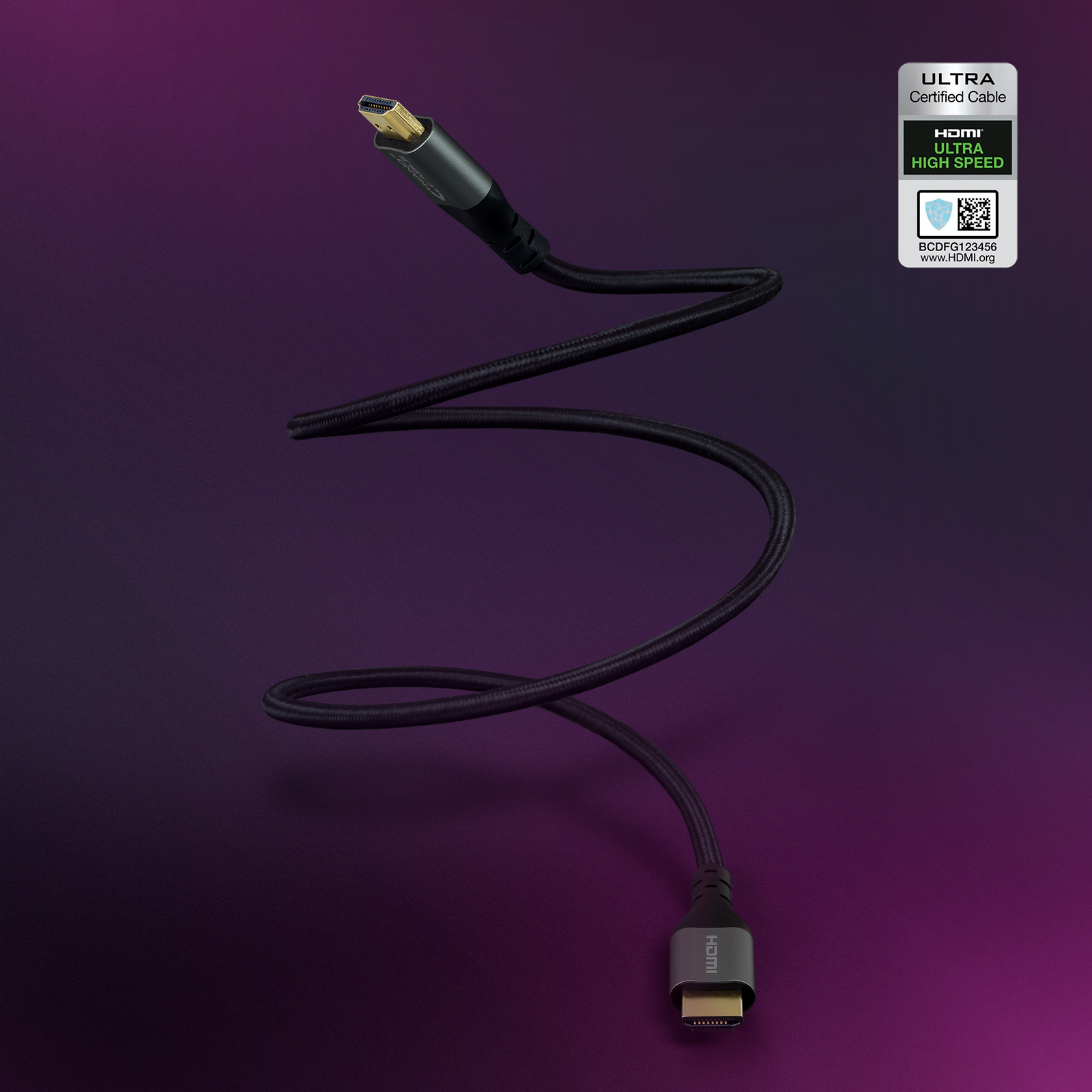 Un cable HDMI sobre un fondo púrpura degradado. El cable es negro y tiene conectores grises. Una etiqueta HDMI Ultra High Speed es visible.