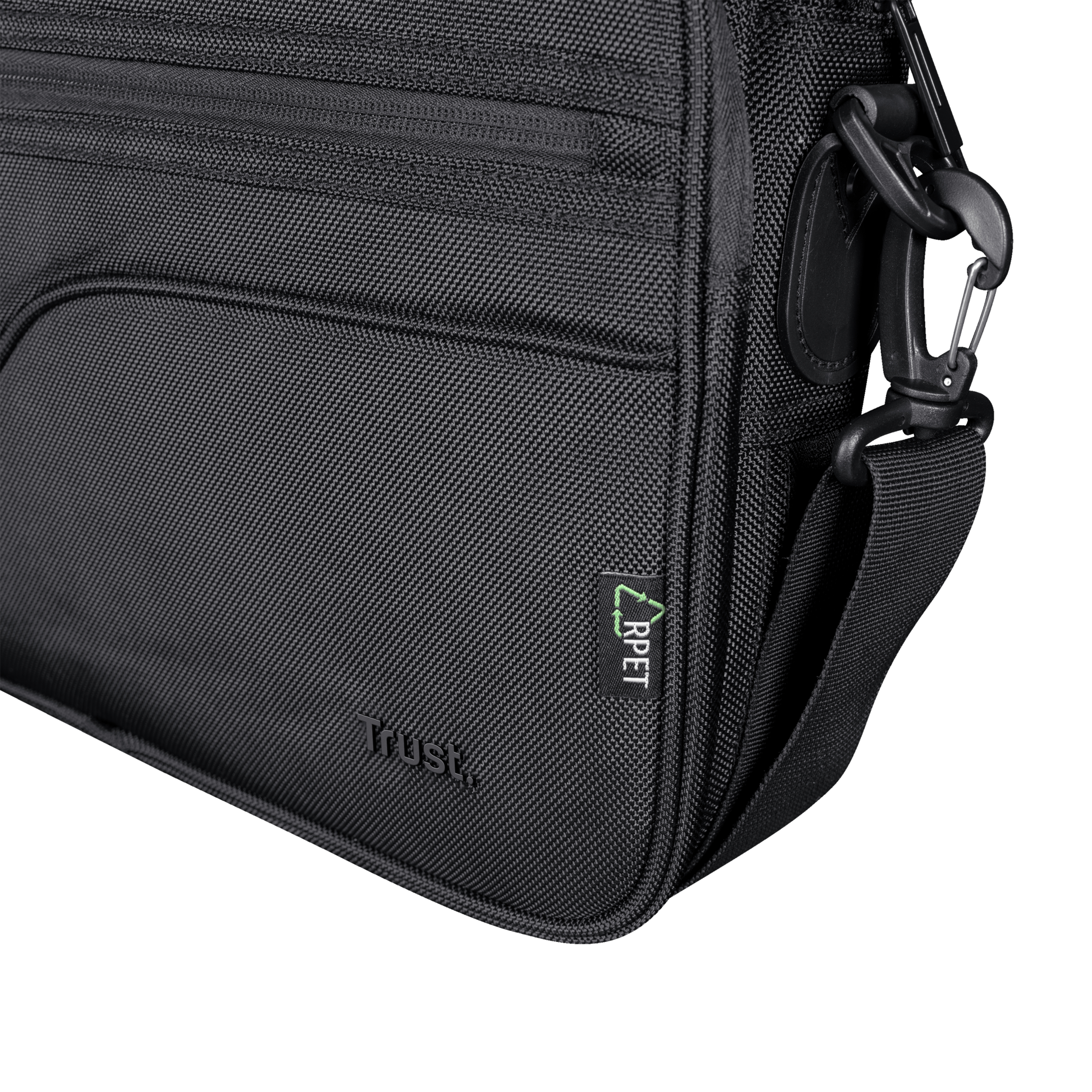 Borsa a tracolla Trust nera con cinturino e clip. È visibile una piccola etichetta verde RPET.