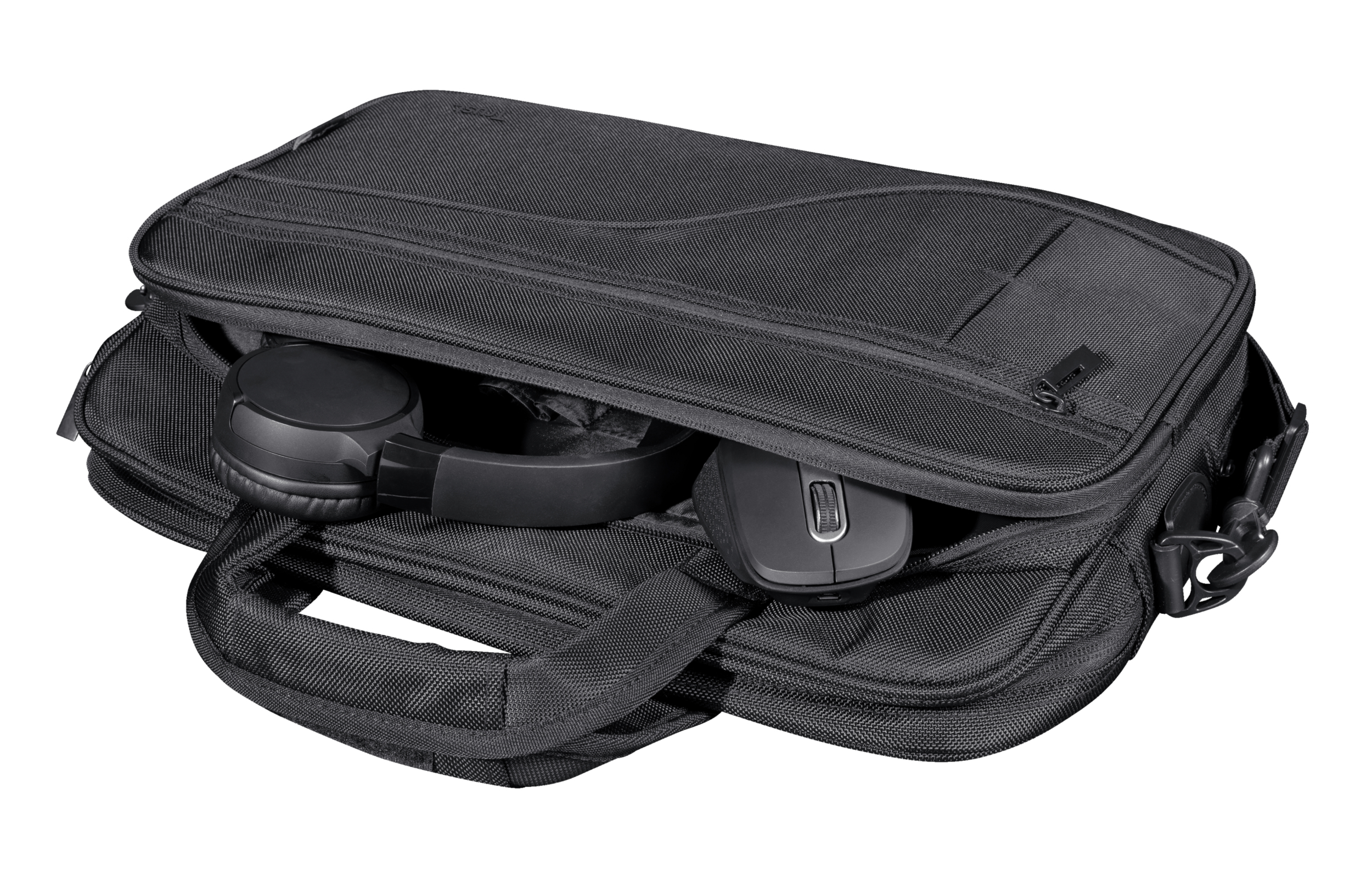 Una borsa nera per laptop è aperta, rivelando cuffie e un mouse. La borsa ha una maniglia e si trova su sfondo bianco.