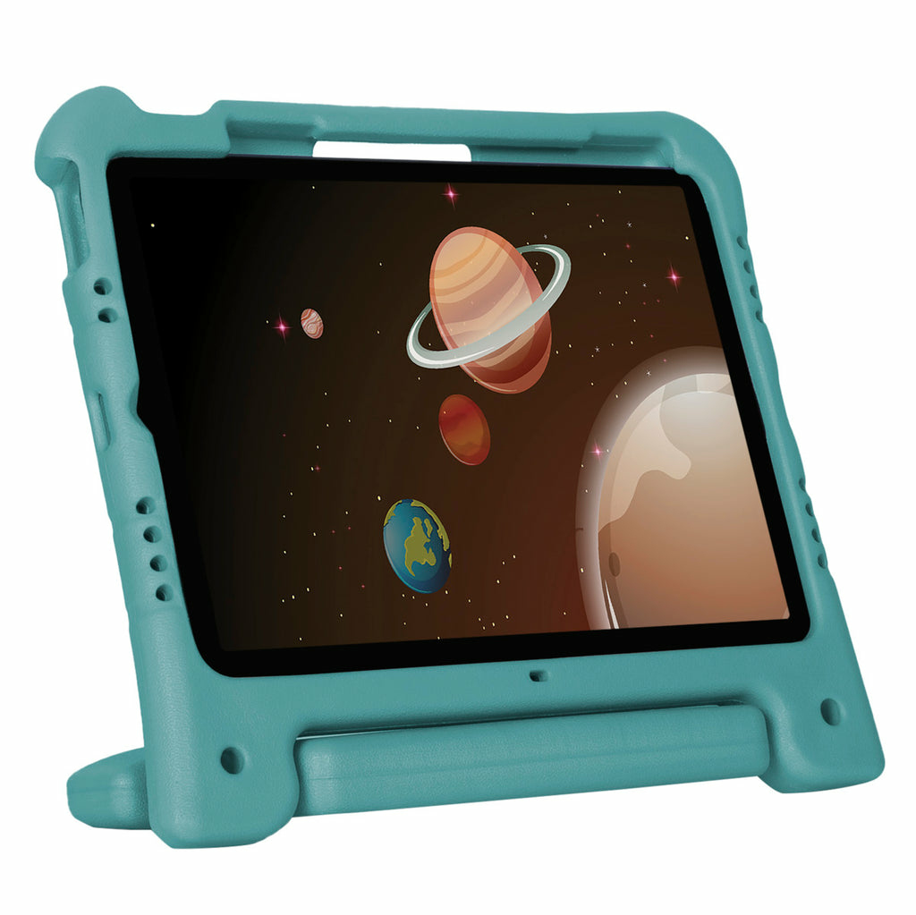 Una tableta con pantalla espacial está en una funda protectora verde azulado. Los planetas y las estrellas son visibles en la pantalla.