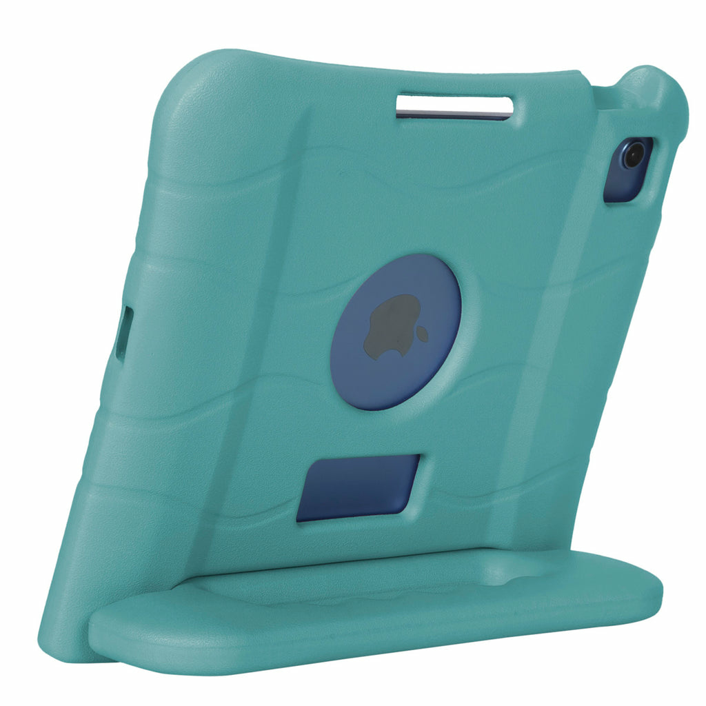 Una funda para iPad de color turquesa con el logotipo de Apple, un soporte y una cámara. Tiene un círculo azul y un recorte rectangular.