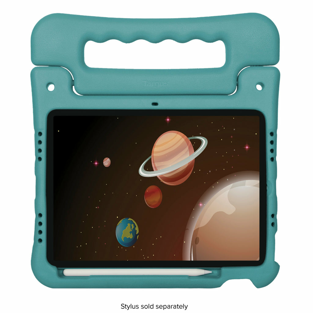 Una tableta en una funda verde azulado, que muestra una escena espacial con planetas y estrellas. Un lápiz óptico descansa en una ranura.
