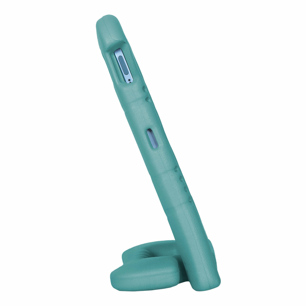 Una funda de teléfono verde azulado con soporte está en ángulo hacia la izquierda. La funda tiene aberturas para botones y está texturizada.