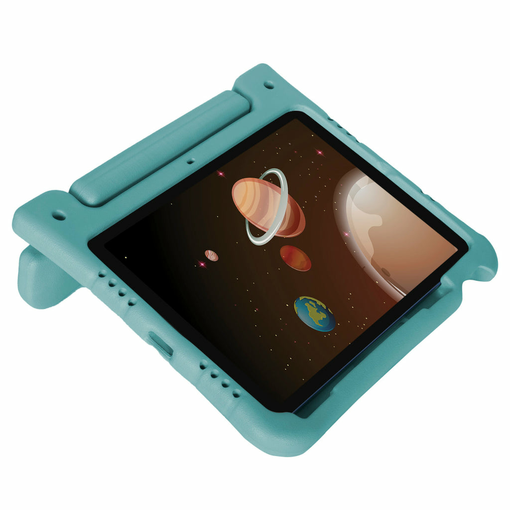 Una tableta en una funda verde azulado muestra una escena espacial con planetas y estrellas. La funda tiene un asa y está sobre un fondo blanco.