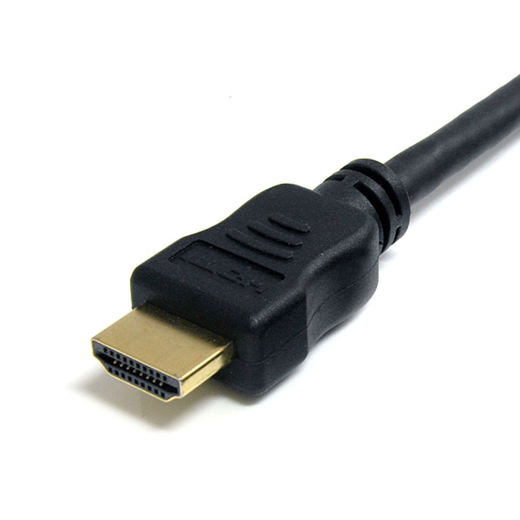 Een HDMI-kabel op een witte achtergrond. De kabel is zwart met een gouden connector.