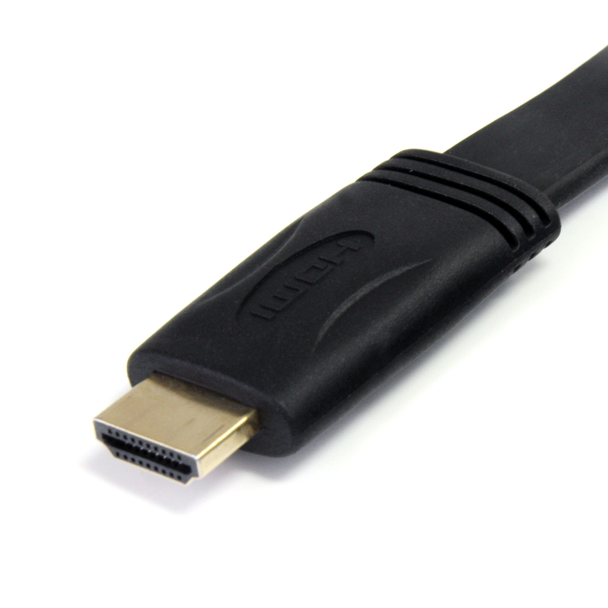 Gros plan d'un câble HDMI noir avec un connecteur doré sur fond blanc.