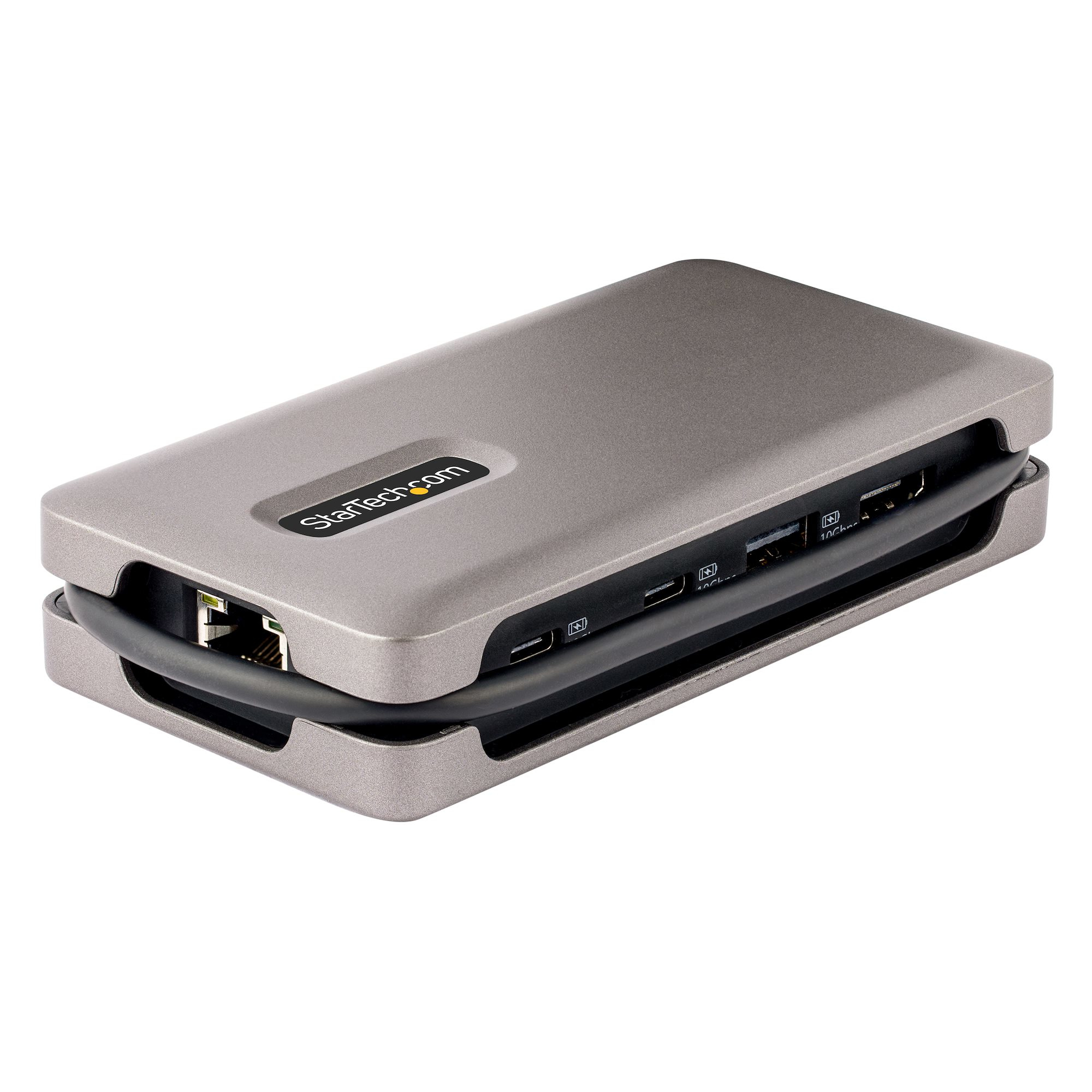 Una estación de acoplamiento StarTech plateada. Tiene múltiples puertos y un cable negro que lo envuelve, sobre un fondo blanco.