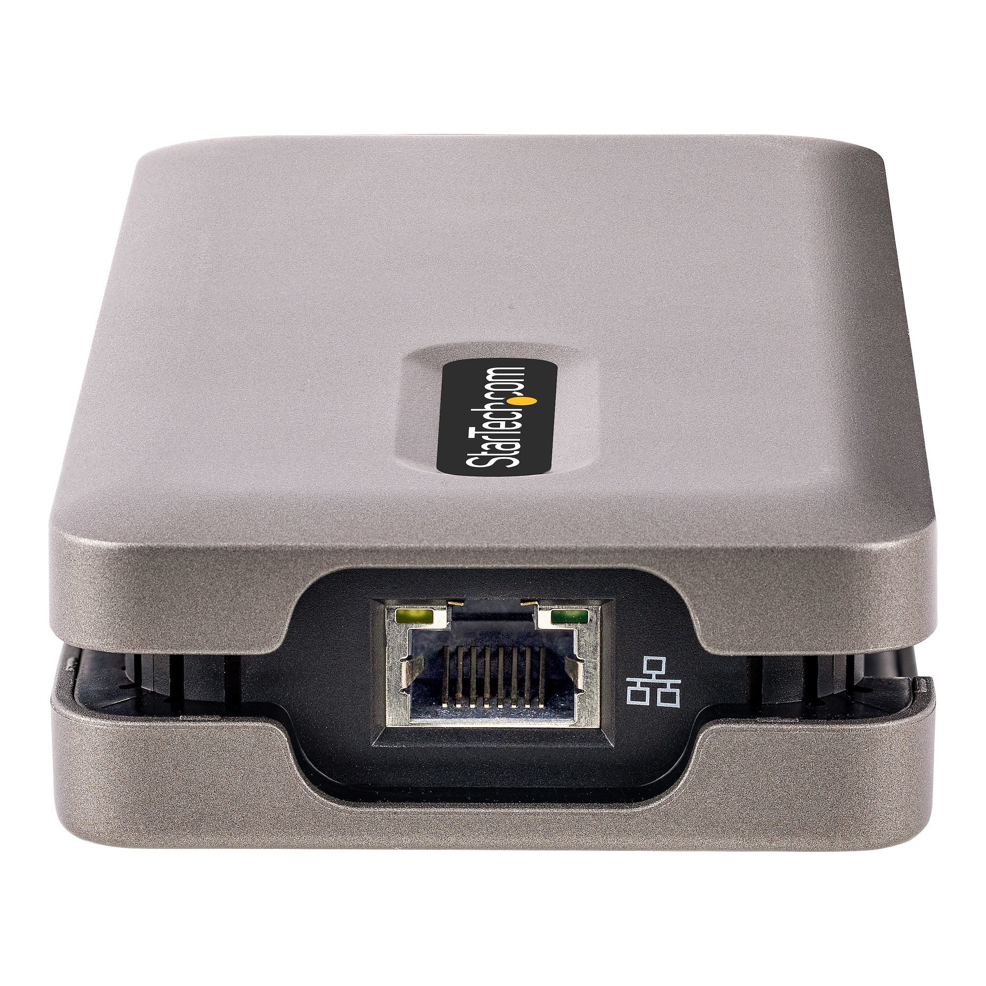 Un adaptador de red gris StarTech.com. Tiene un puerto Ethernet, una inserción negra y el logotipo de la empresa. Aislado sobre fondo blanco.