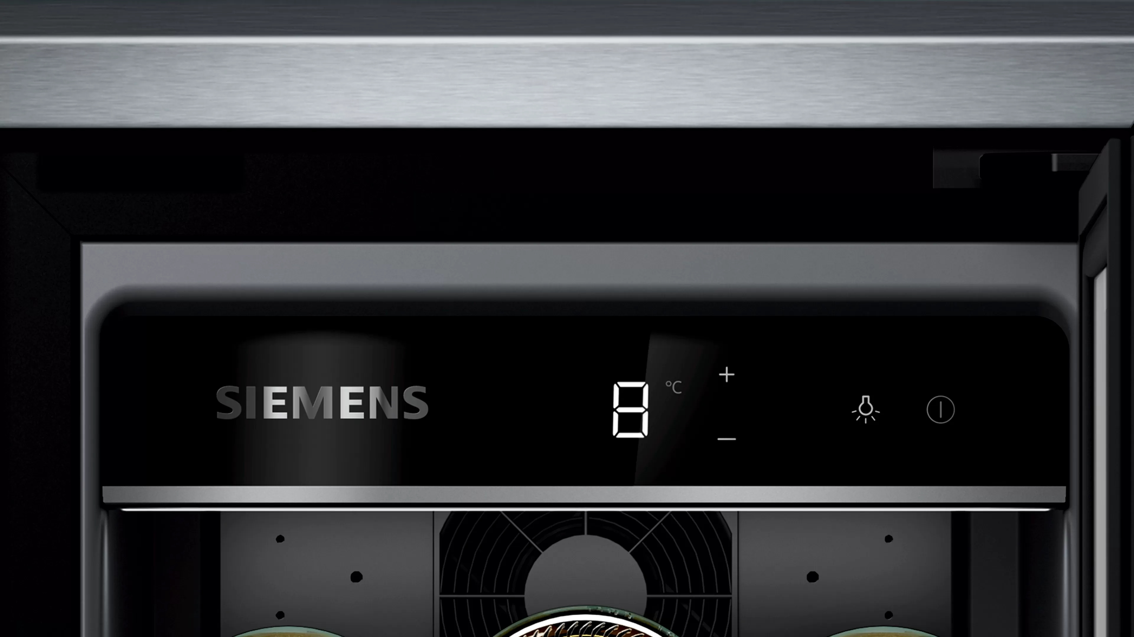 Un primo piano della porta di un frigorifero con un display digitale che mostra '8' e il logo Siemens.