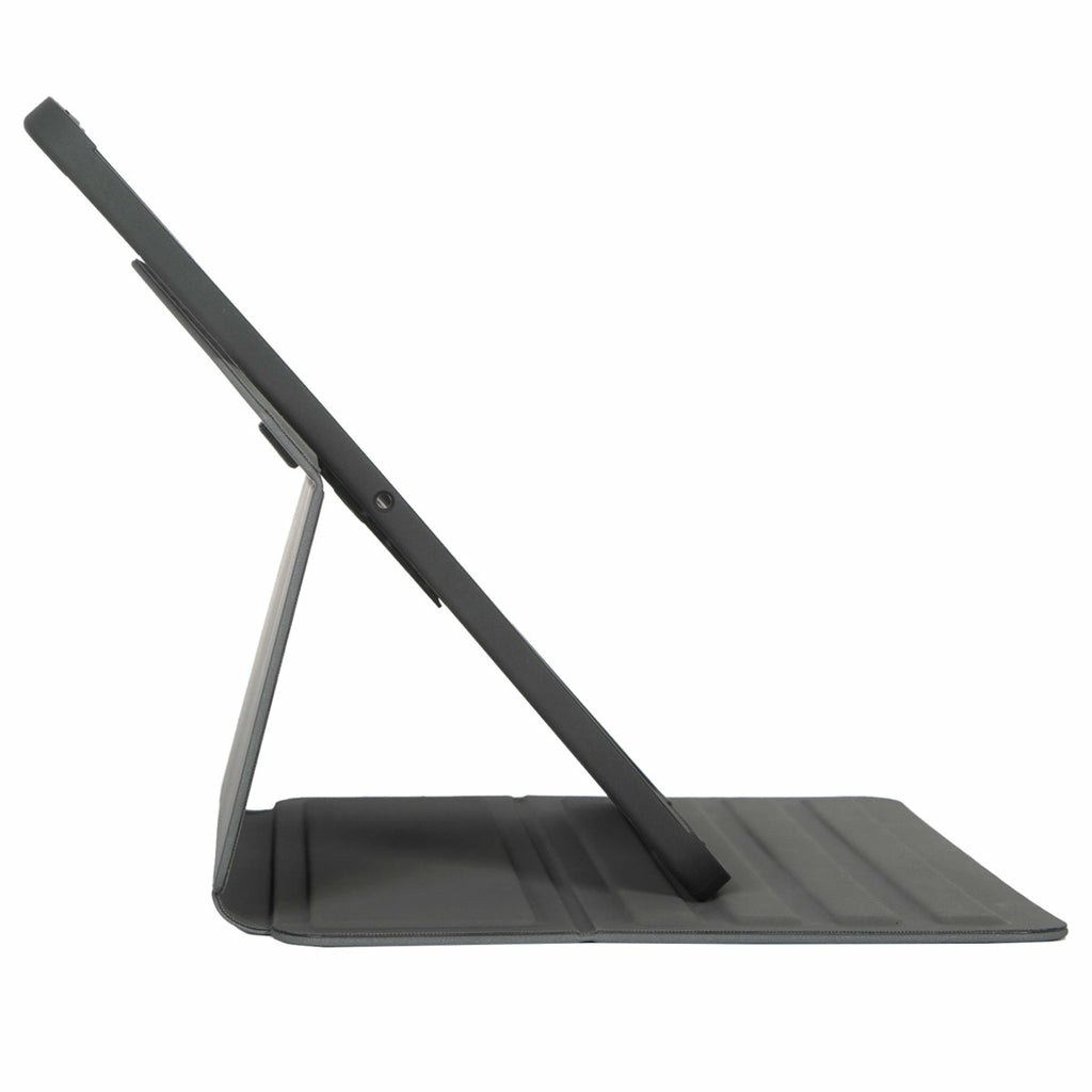 Una funda de tableta gris oscuro, abierta y en ángulo. La tableta está apoyada por la funda, que está sobre un fondo blanco.