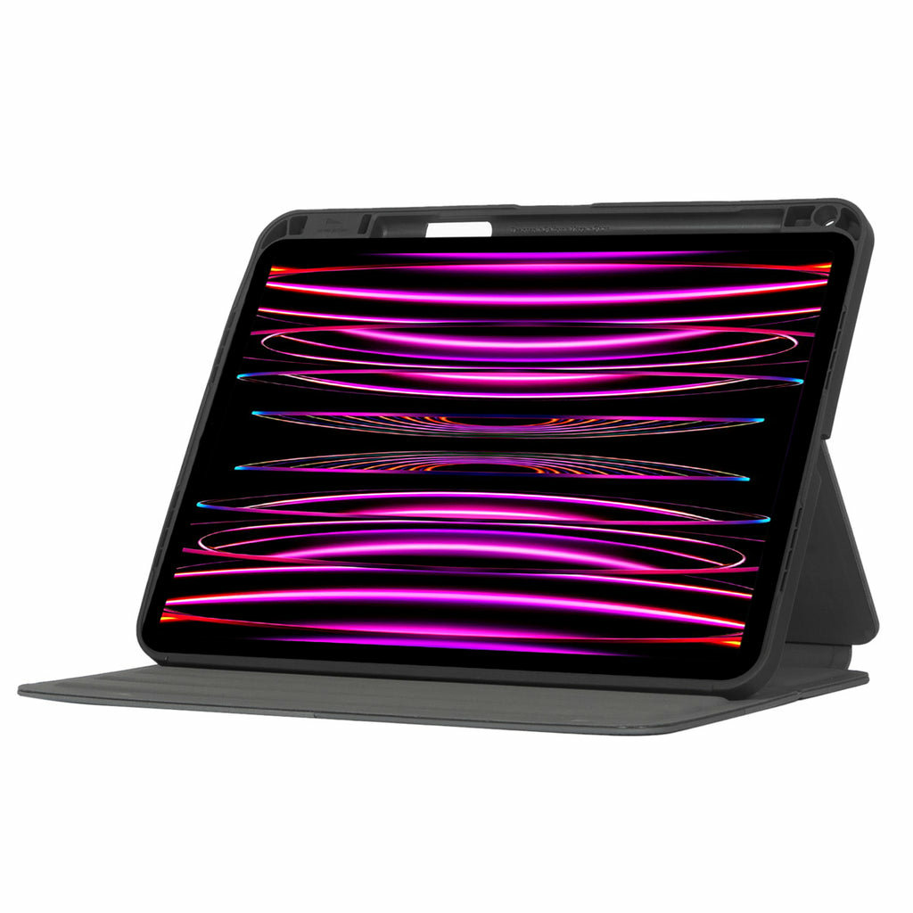 Tableta en funda negra, abierta. Pantalla muestra líneas horizontales rosas y moradas. La funda está doblada, de pie.
