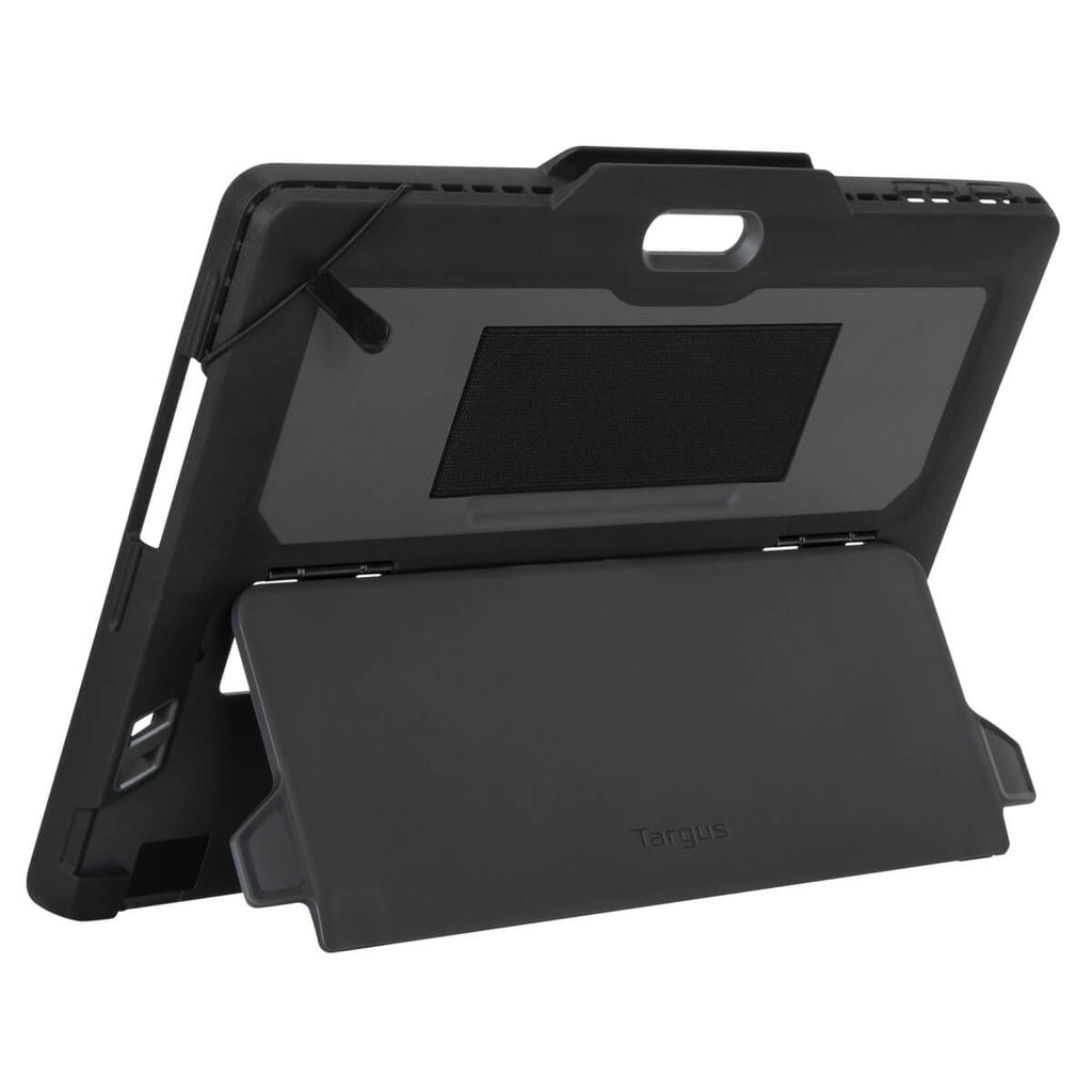 Eine schwarze Tablethülle, die geöffnet ist, um das Innere freizugeben. Die Hülle hat einen eingebauten Ständer und ein Targus-Logo.