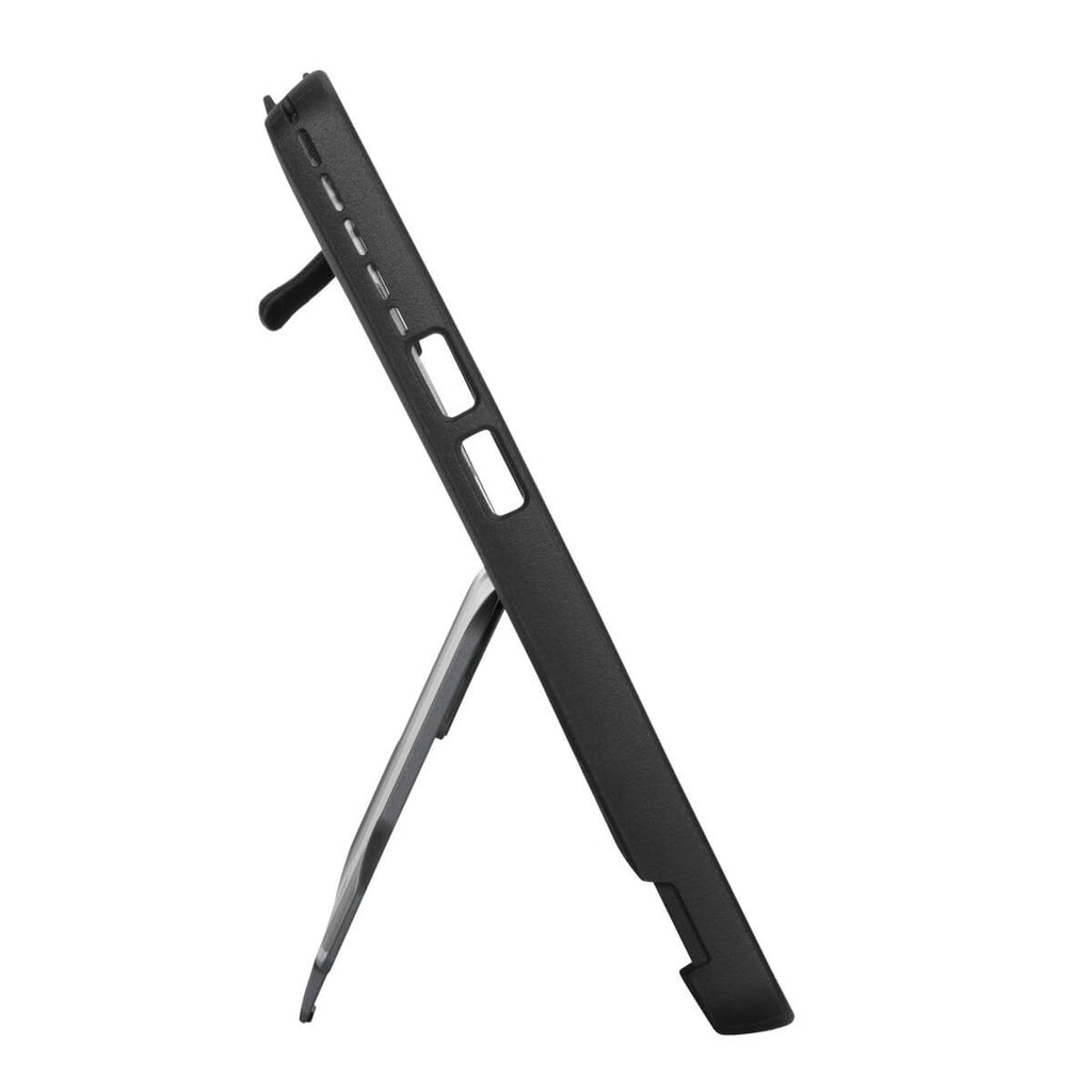 Eine schwarze Tablethülle mit Ständer ist nach rechts abgewinkelt. Die Hülle hat eine Reihe von Knöpfen oder Anschlüssen an der Seite. Der Ständer ist ausgeklappt.