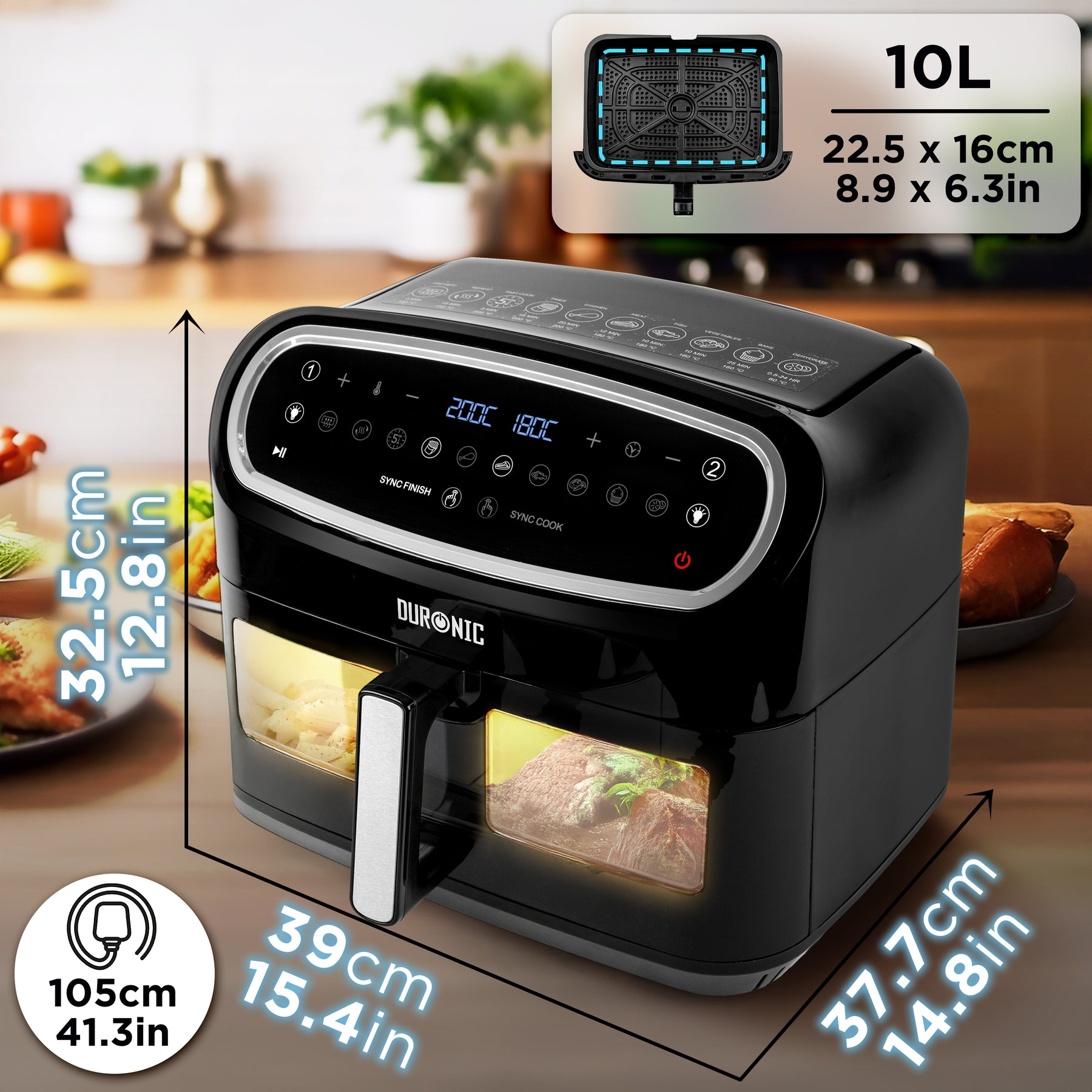 Eine schwarze Heißluftfritteuse mit angezeigten Abmessungen, digitaler Oberfläche und Essen im Inneren. Ein abnehmbarer Korb wird gezeigt.