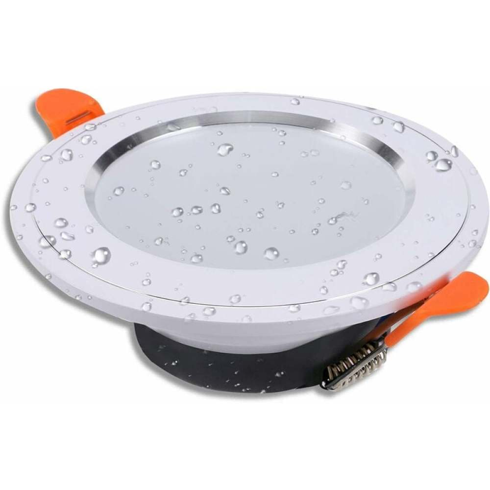 Weißer Einbau-LED-Lichtkörper mit Wassertropfen. Mit orangefarbenen Clips und schwarzem Sockel. Silberne Zierleiste.