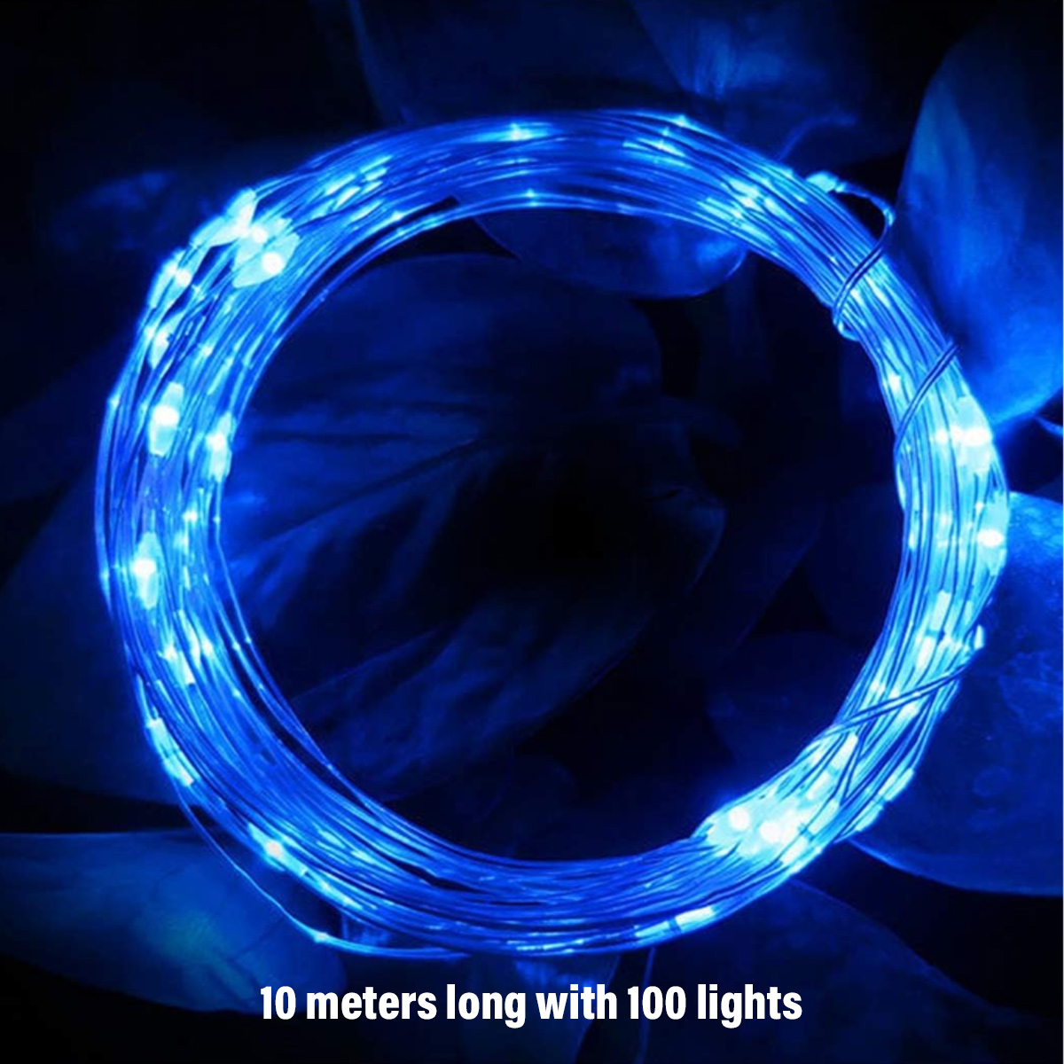 Eine Spule aus blauen Lichterketten mit 100 kleinen Lichtern. Der Hintergrund ist dunkelblau mit blattartigen Formen. Text sagt 10 Meter lang.