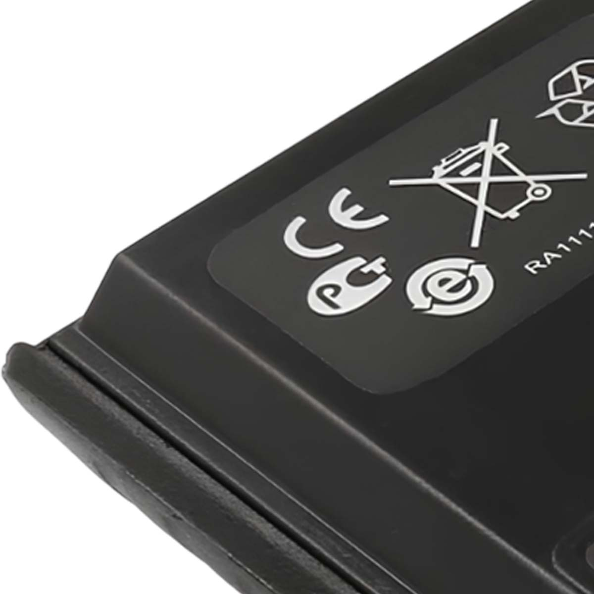 Nahaufnahme eines schwarzen Akkus mit weißen Symbolen, darunter CE-Zeichen, durchgestrichene Mülltonne und Recycling-Symbol mit Text RA1111.