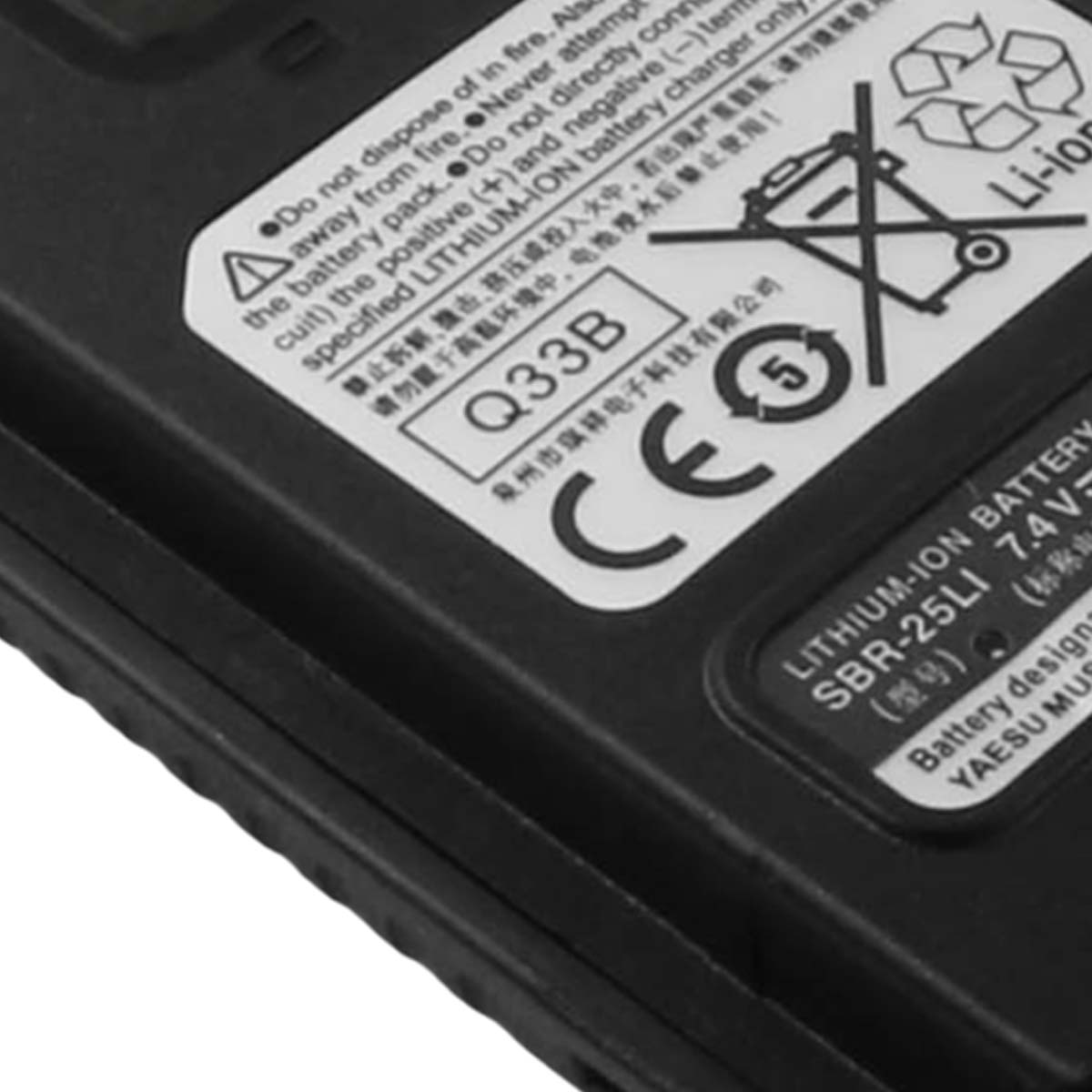 Un pacco batterie con avvertenze. Contiene testo, simboli e un'etichetta con la scritta 'LITHIUM-ION BATTERY'.