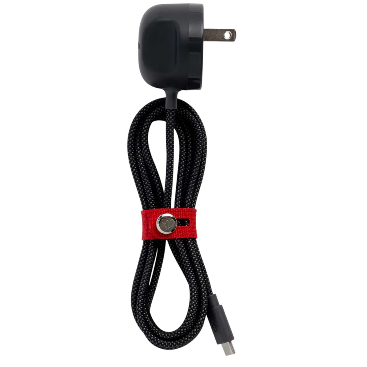 Ein schwarzer Netzadapter mit schwarzem Kabel, rotem Riemen und USB-C-Anschluss. Das Kabel ist geschlungen. Der Hintergrund ist weiß.