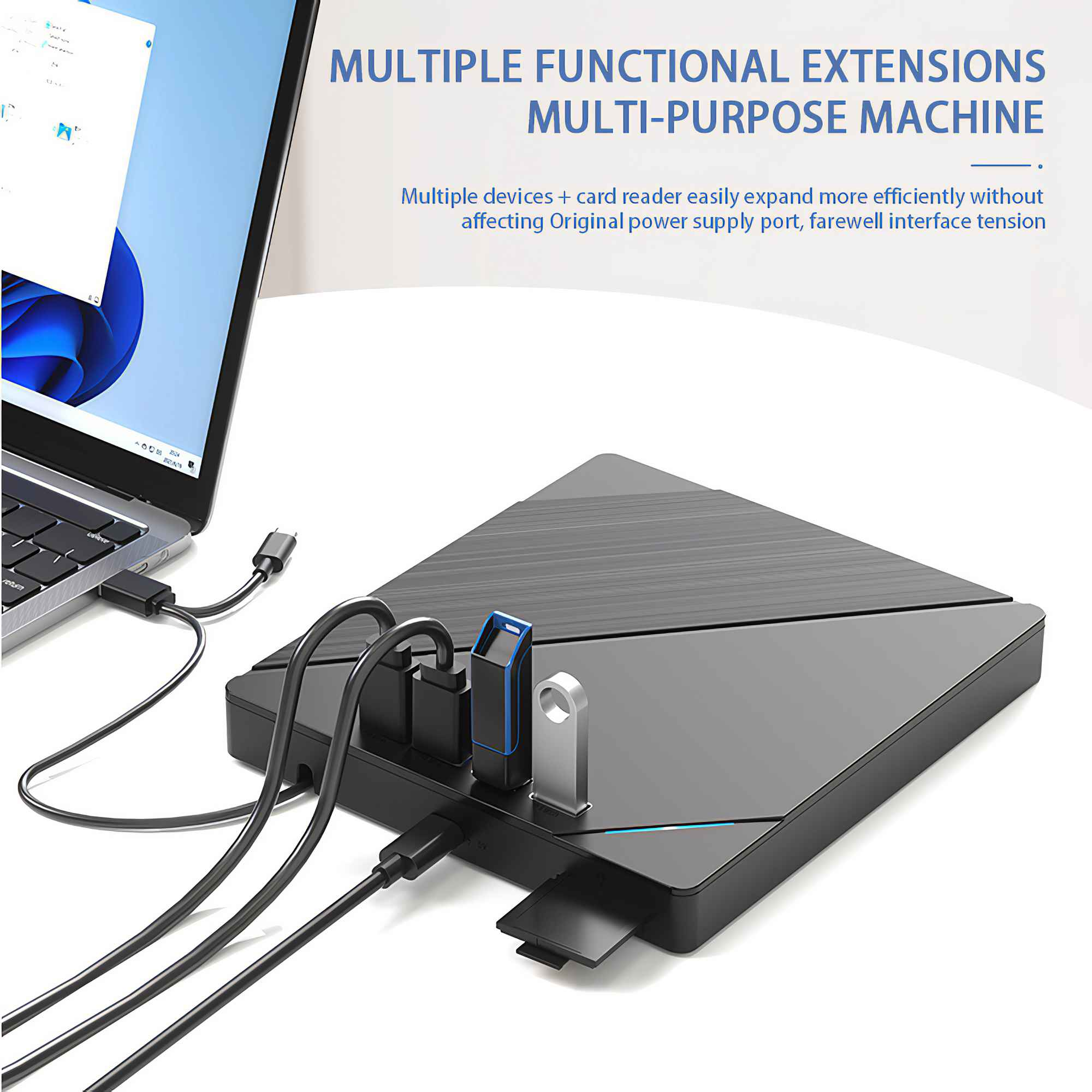 Ein Laptop mit einem externen Gerät. Das Gerät hat mehrere USB-Anschlüsse und Kartenleser.