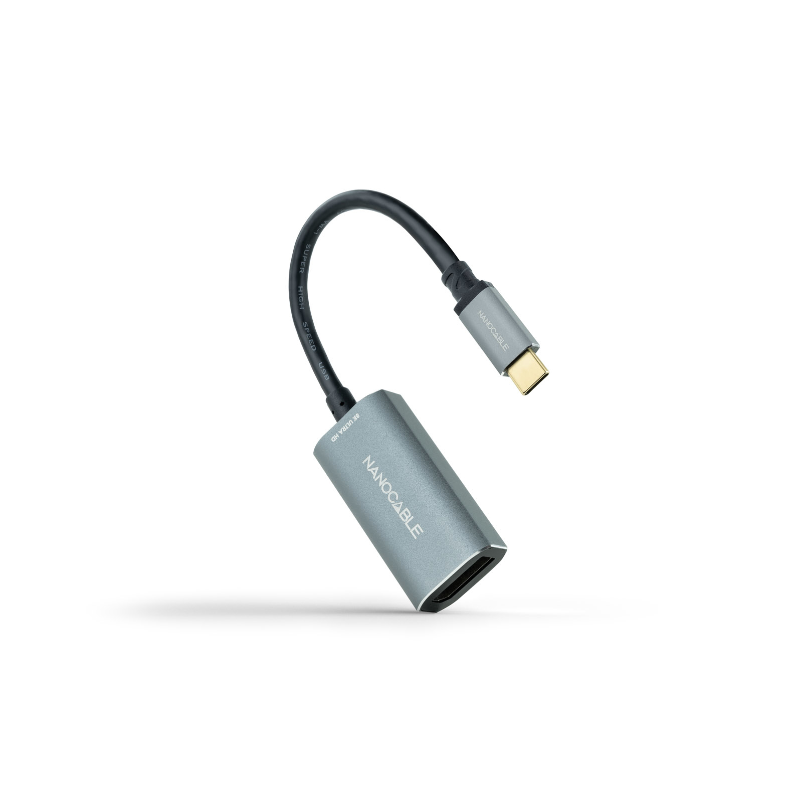 Ein grauer Nanocable-Adapter mit einem schwarzen Kabel. Er hat USB-C- und HDMI-Anschlüsse. Weißer Hintergrund.