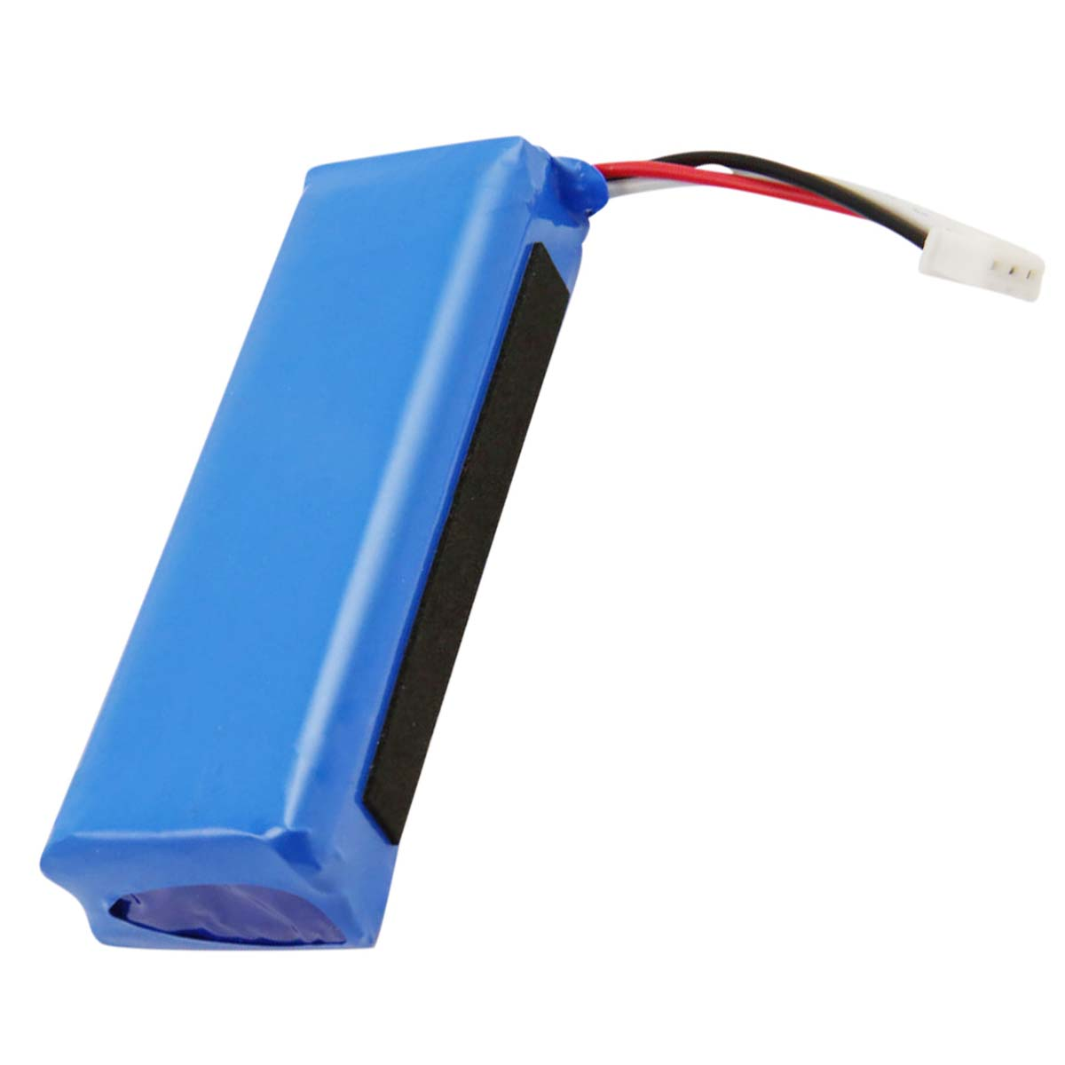 Ein blaues rechteckiges Batteriepack mit schwarzem Klebeband an der Seite. Drähte sind angeschlossen, schwarz, rot, weiß. Ein weißer Stecker ist angebracht.